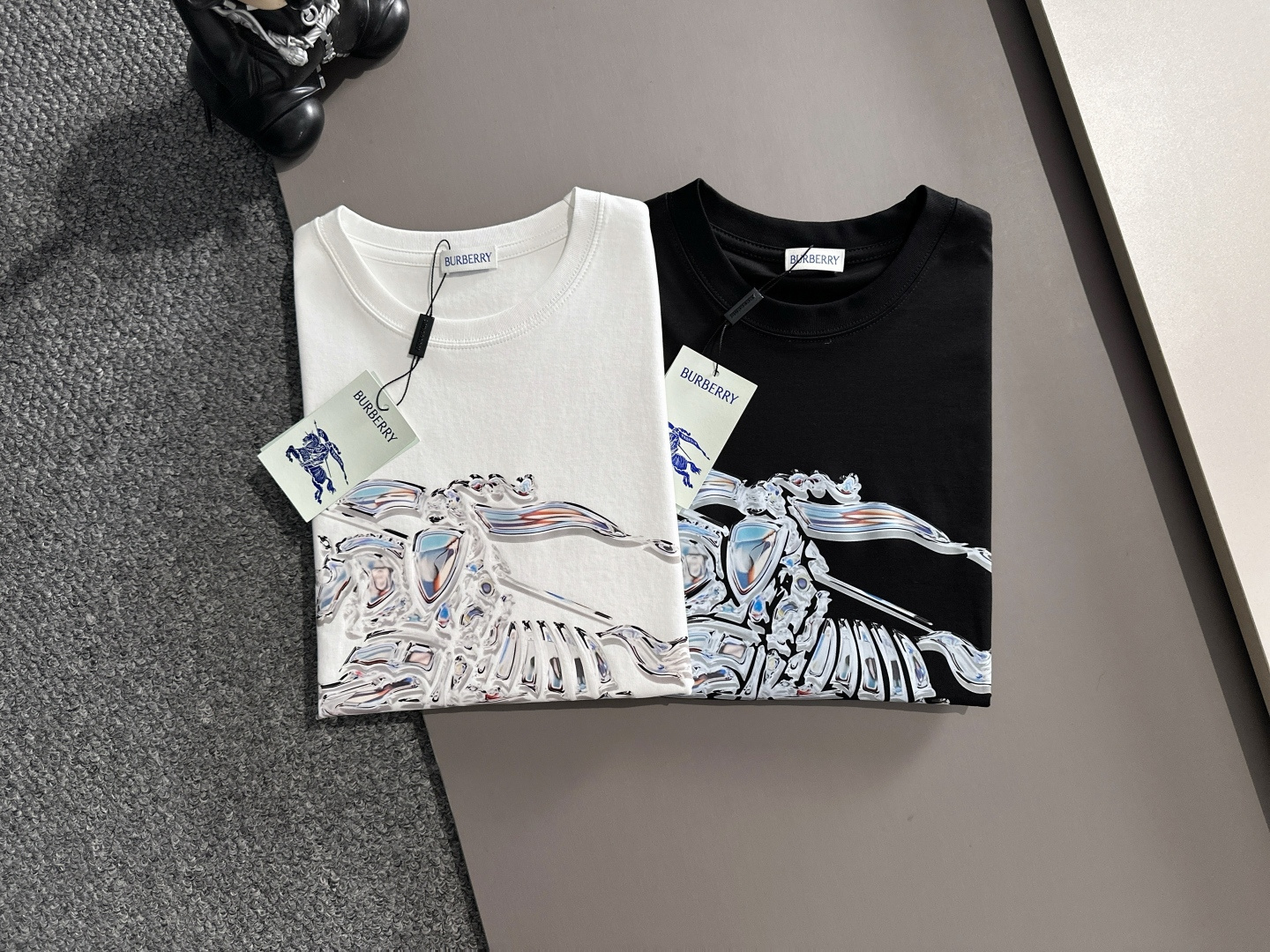 NO:448057,Burberry/Burberry New Spring and Summer Products Complete Three Standards Mercerized Cotton Short-Sleeve T-shirts Don't need to introduce too much good products See details Counter code M-XXXL 175/Suggestions L, burberry, burberry, T-shirt, tees, t-shirt, alexander wang19860909Burberry/巴宝莉 春夏新品 三标齐全 丝光棉短袖T恤 好货不用过多介绍 看细节 专柜码数M-XXXL 175/建议L,,burberry,burberry,T-shirt,tees，t-shirt,alexander wang,Men's clothing