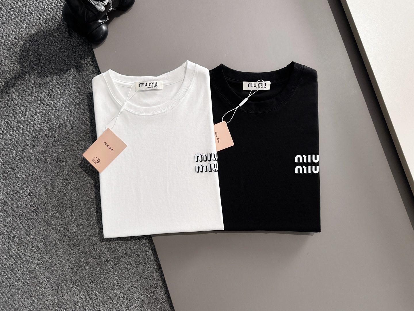 NO:448063,MiuMiu Spring and summer new products, complete three standards, mercerized cotton short-sleeved T-shirt, three-dimensional glue-drop process, good products do not need to be introduced too much, look at the details, counter code M-XXXL 175/suggestion L,,miumiu,T-shirt,tees,t-shirt,alexander wang19860909MiuMiu 春夏新品 三标齐全 丝光棉短袖T恤 立体滴胶工艺 好货不用过多介绍 看细节 专柜码数M-XXXL 175/建议L,,miumiu,T-shirt,tees，t-shirt,alexander wang,Men's clothing