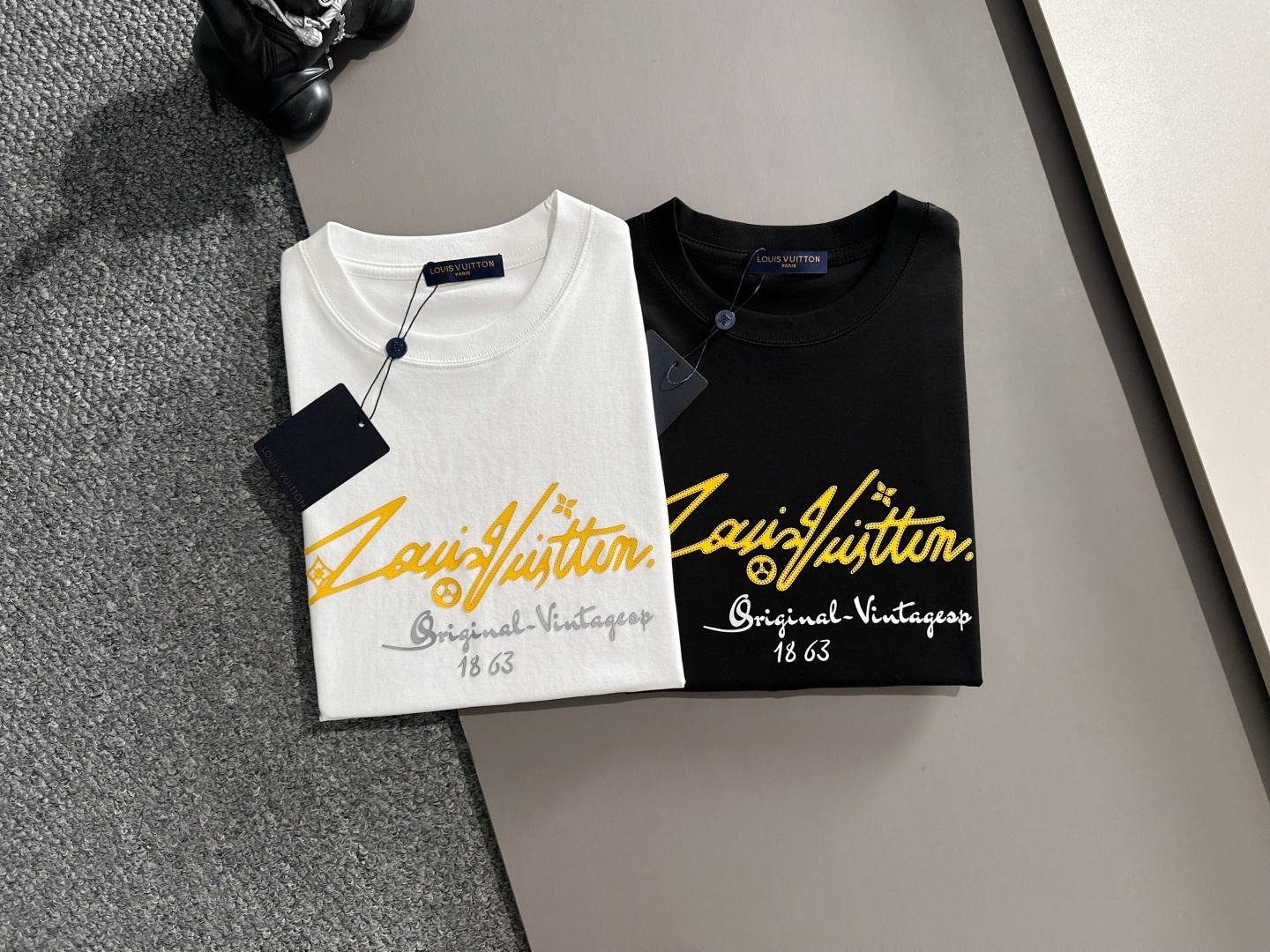 NO:448070,LV/Louis Vuitton Spring and summer new products, complete three-standard mercerized cotton short-sleeved T-shirt, three-dimensional glue-drop process, good products do not need to be introduced too much, look at the details, counter code M-XXXL 175/Suggestions,,louis vuitton,louis vuitton,T-shirt,tees,t-shirt,alexander wang19860909LV/路易威登 春夏新品 三标齐全 丝光棉短袖T恤 立体滴胶工艺 好货不用过多介绍 看细节 专柜码数M-XXXL 175/建议L,,louis vuitton,louis vuitton,T-shirt,tees，t-shirt,alexander wang,Men's clothing