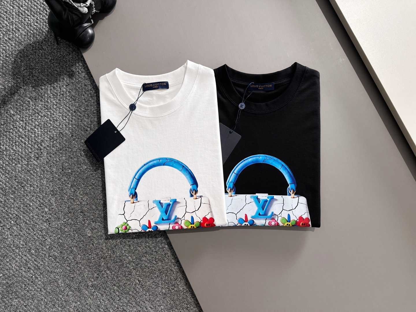 NO:510116,LV/Louis Vuitton 2025 Spring and Summer New Products, Complete Three Standards, Mercerized Cotton Short-Sleeve T-shirt, Three-dimensional Glue Drop Process, Good Products, Don't need to introduce too much, Look at the details, Counter Code M-XXXL 175/140 Suggestions, L, louis vuitton, louis vuitton, T-shirt,tees, t-shirt,alexander wang19860909LV/路易威登 2025春夏新品 三标齐全 丝光棉短袖T恤 立体滴胶工艺 好货不用过多介绍 看细节 专柜码数M-XXXL 175/140建议L,,louis vuitton,louis vuitton,T-shirt,tees，t-shirt,alexander wang,Men's clothing