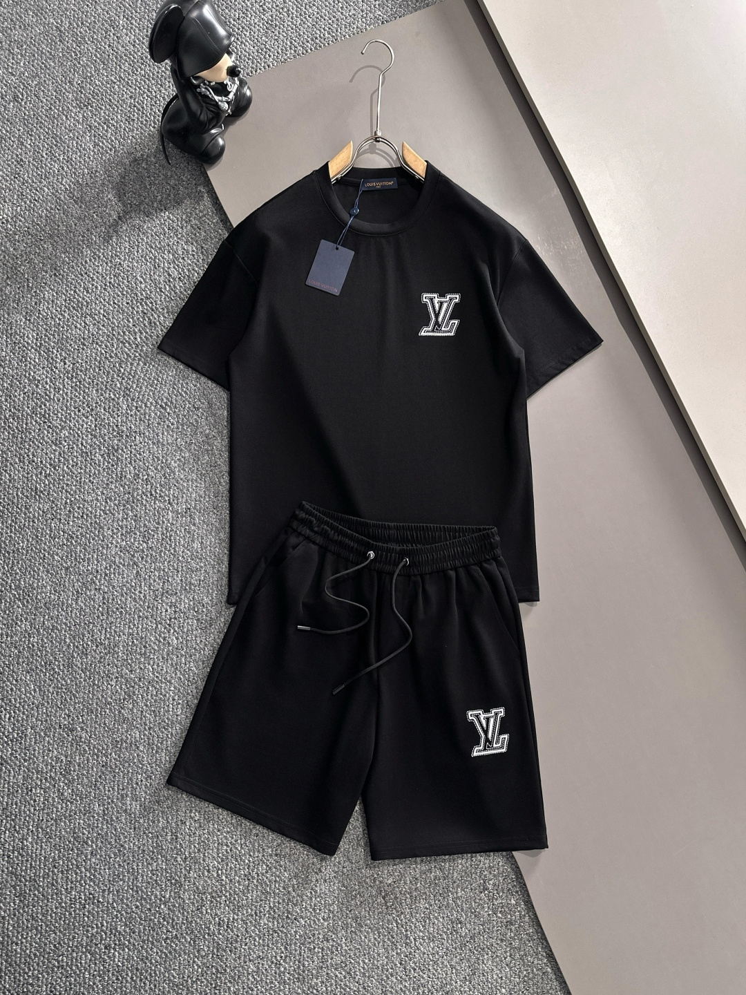 NO:162061,LV high-end customization 2025 spring and summer new first-time counter latest short-sleeved shorts casual set High-end customization Avant-garde and fashionable design!  Brand logo heavy craftsmanship design, high-end customized pure cotton fabric, soft feel, comfortable to wear, exquisite counter-level car line, fine workmanship, invincible and handsome upper body effect!  A must-have item for handsome men!  Code number M-3XL, louis vuitton, shorts, T-shirt, alexander wang19860909LV 高端定制 2025春夏新款首发专柜最新款短袖短裤休闲套装 高端订制 设计前卫时尚！品牌logo重工艺设计 高端定制纯棉面料.手感柔软.穿着舒适.专柜级别精致车线.做工精细.上身效果无敌帅气！型男必备单品！ 码数M-3XL,,louis vuitton,shorts,T-shirt,alexander wang,Men's clothing