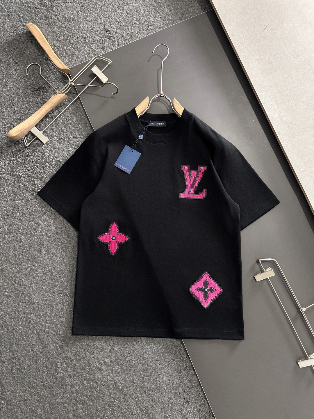 NO:412616,1V 2025SS Spring and Summer latest round neck fashionable short-sleeved T-shirt, synchronized on the official website, and private cotton fabric for the counter!  Comfortable skin, durable and easy to wear, classic simple logo design, original factory craftsmanship, must-have items for handsome men. S-2XL, T-shirt,tees, t-shirt,alexander wang198609091V 2025SS春夏最新款圆领时尚短袖T恤,官网同步,专柜纯棉面料！贴肤舒适,耐看又好穿,经典简约logo设计,原厂工艺一丝不苟,型男必备单品 码数S-2XL,,T-shirt,tees，t-shirt,alexander wang,Men's clothing