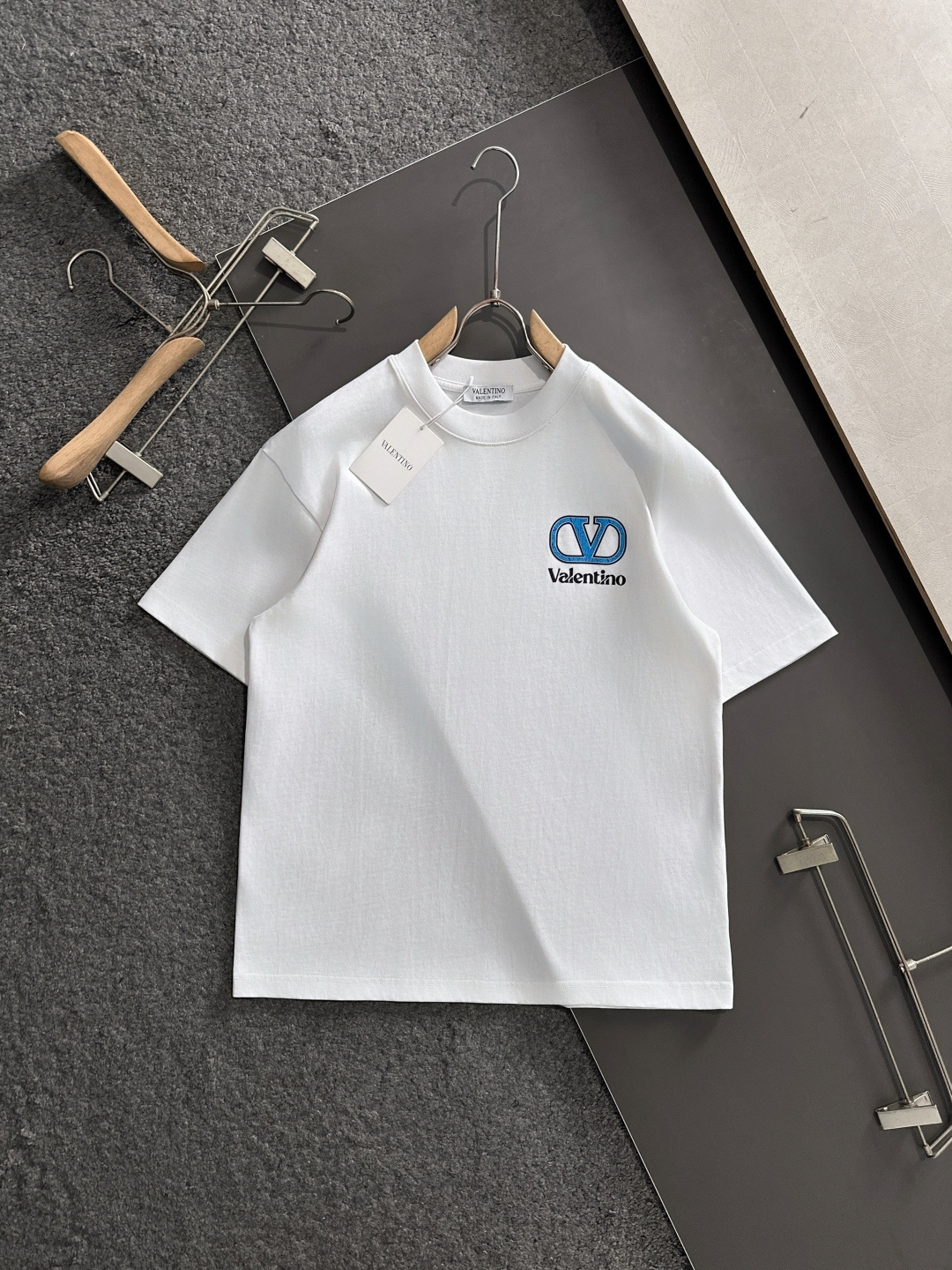 NO:412645,VLTN 2025SS spring and summer latest round neck fashionable short-sleeved T-shirt, synchronized on the official website, and private cotton fabric for the counter!  Comfortable skin, durable and easy to wear, classic simple logo design, original factory craftsmanship, must-have items for handsome men. S-2XL, T-shirt,tees, t-shirt,alexander wang19860909VLTN 2025SS春夏最新款圆领时尚短袖T恤,官网同步,专柜纯棉面料！贴肤舒适,耐看又好穿,经典简约logo设计,原厂工艺一丝不苟,型男必备单品 码数S-2XL,,T-shirt,tees，t-shirt,alexander wang,Men's clothing