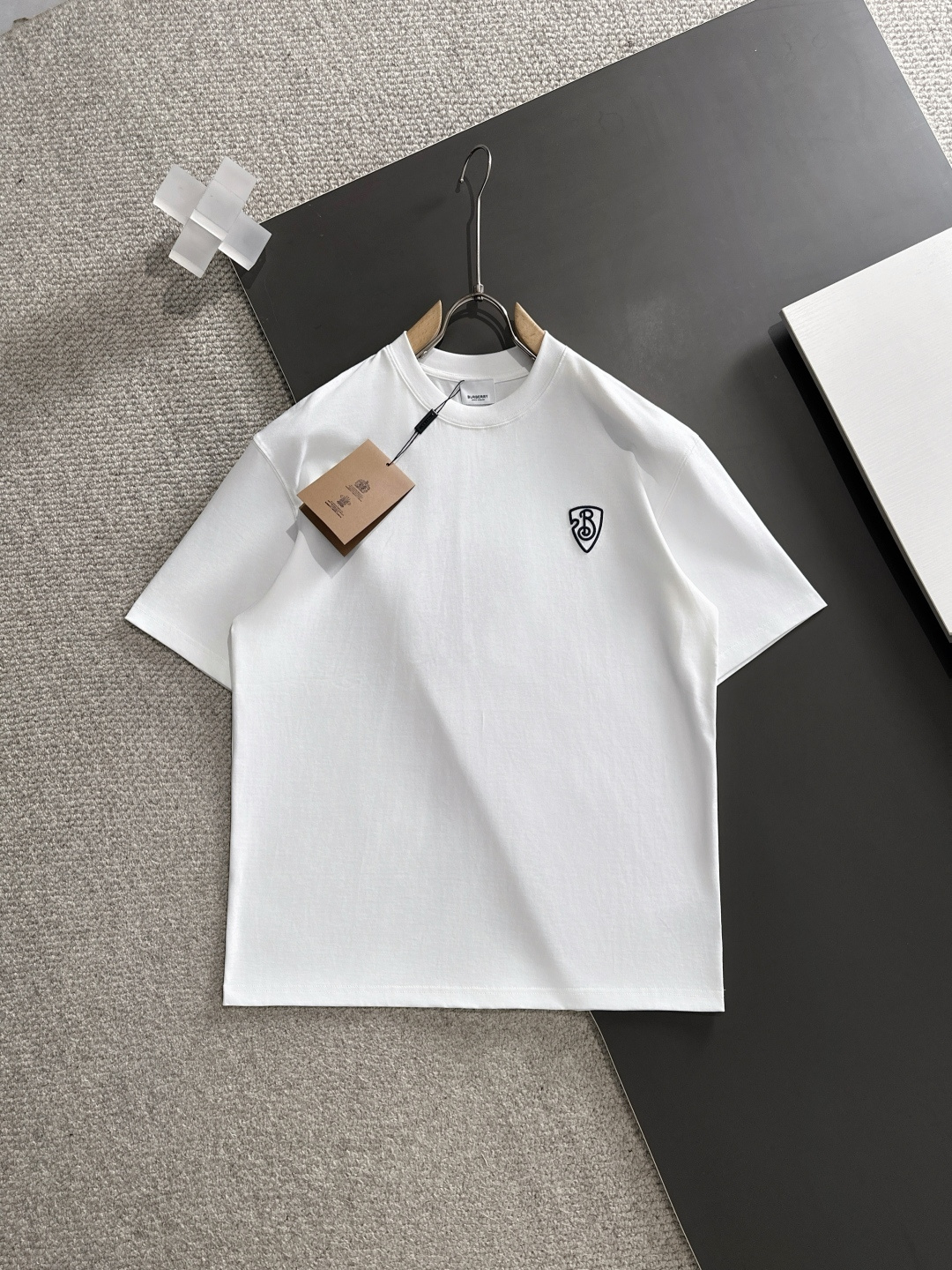 NO:449450,.M-3Xl BBr 25SS spring and summer new style first-time counter latest short-sleeved round neck T-shirt, high-end customization, avant-garde and fashionable design!  Brand logo emphasizes craftsmanship design, high-end customized fabric, soft feel, comfortable to wear, exquisite counter-level car lines, fine workmanship, and invincible and handsome upper body effect!  A must-have item for handsome men!  Color black. White.,T-shirt,tees,t-shirt,alexander wang19860909.M-3Xl BBr 25SS春夏新款首发专柜最新款短袖圆领T恤 高端订制 设计前卫时尚！品牌logo重工艺设计 高端定制面料.手感柔软.穿着舒适.专柜级别精致车线.做工精细.上身效果无敌帅气！型男必备单品！颜色黑色.白色.,,T-shirt,tees，t-shirt,alexander wang,Men's clothing