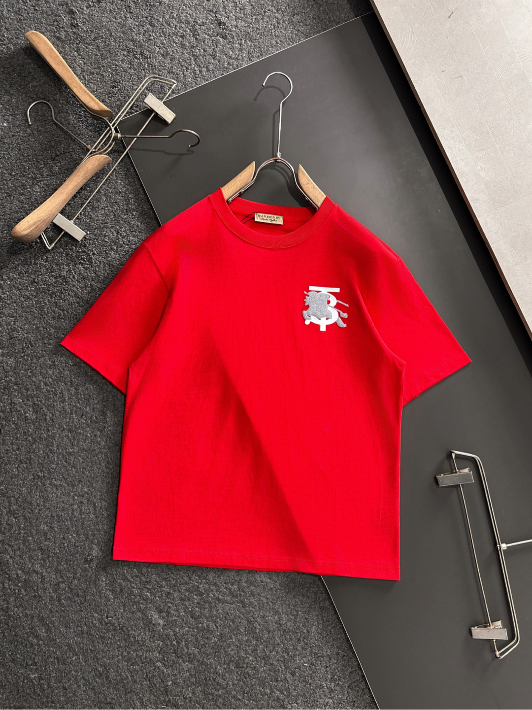 NO:420989,BBR 2025SS Spring and Summer latest round neck fashionable short-sleeved T-shirt, synchronized on the official website, and private cotton fabric for the counter!  Comfortable skin, durable and easy to wear, classic and simple logo design, original factory craftsmanship, must-have items for handsome men. S-XXL, T-shirt,tees, t-shirt,alexander wang19860909BBR 2025SS春夏最新款圆领时尚短袖T恤,官网同步,专柜纯棉面料！贴肤舒适,耐看又好穿,经典简约logo设计,原厂工艺一丝不苟,型男必备单品 码数S-XXL,,T-shirt,tees，t-shirt,alexander wang,Men's clothing