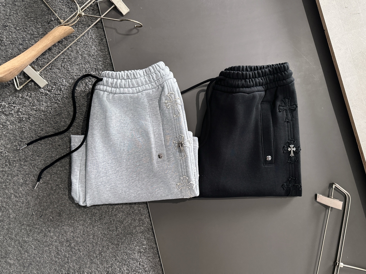 2025SS Burning Flowers Recreational Sport Shorts: Modern Classic Urban Poles Transformation. - 图片 2