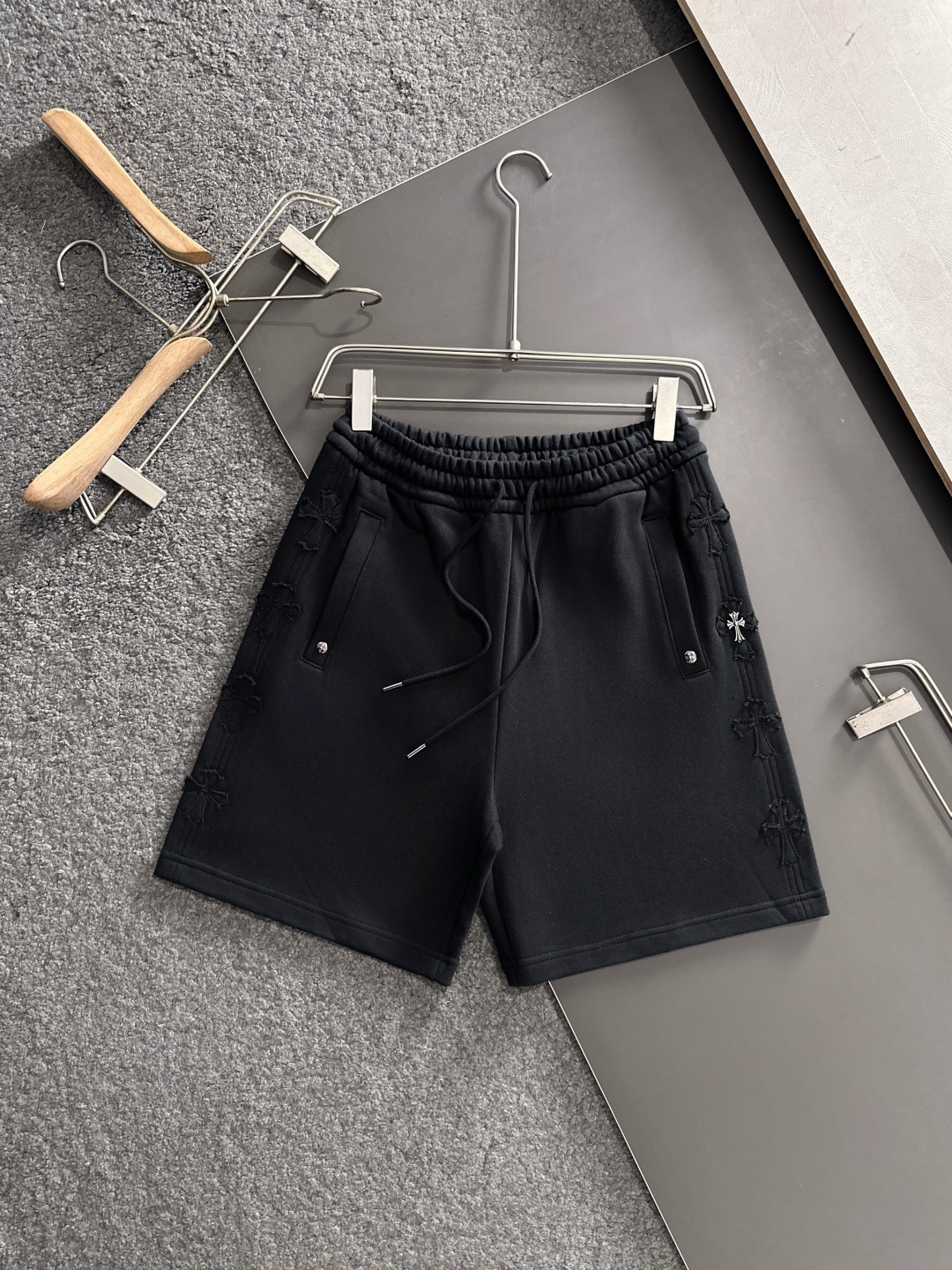 2025SS Recreational Sport Shorts: Modern Classic Urban Poles Revamped with Quality Fabrics - 图片 1