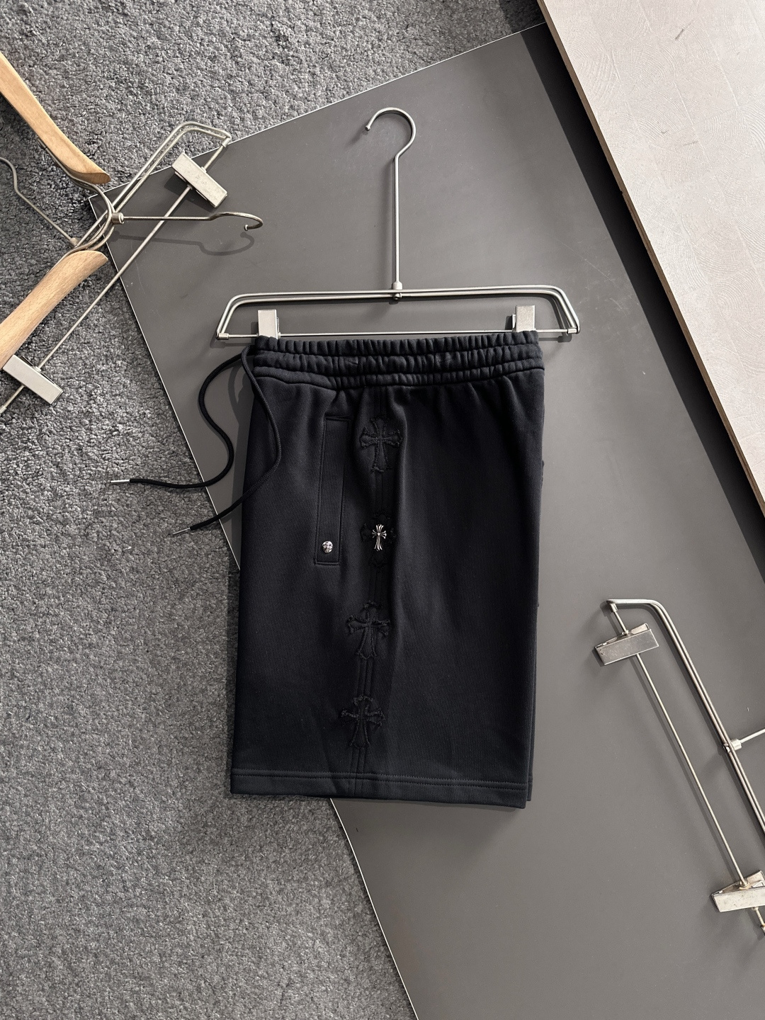 2025SS Recreational Sport Shorts: Modern Classic Urban Poles Revamped with Quality Fabrics - 图片 3