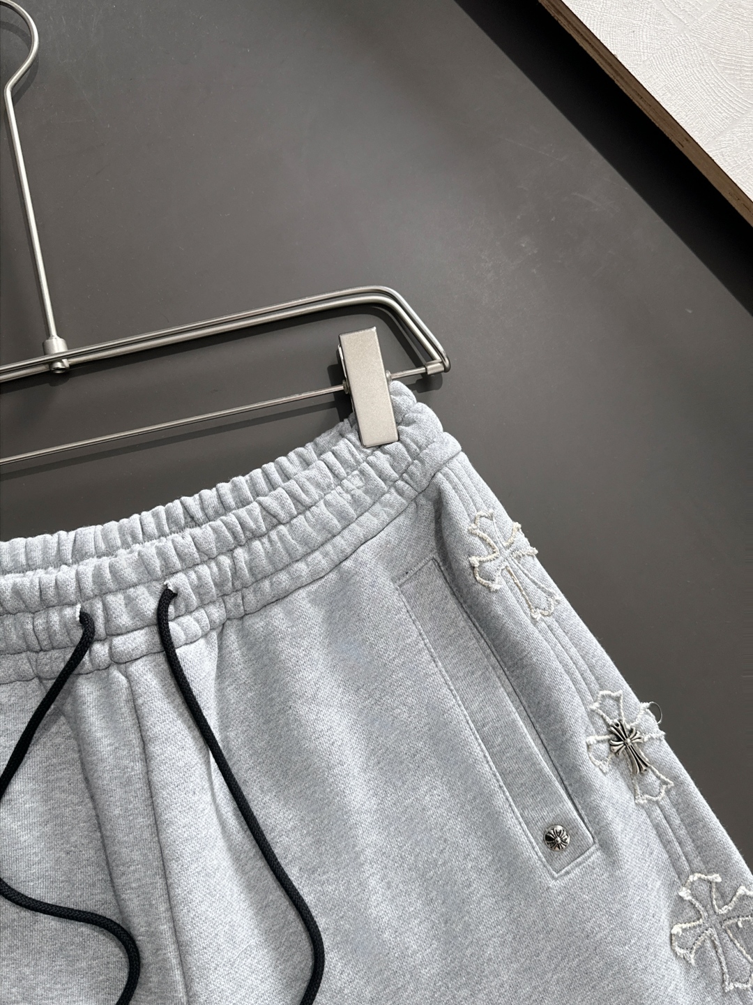 2025SS Burning Flowers Recreational Sport Shorts: Modern Classic Urban Poles Transformation. - 图片 4