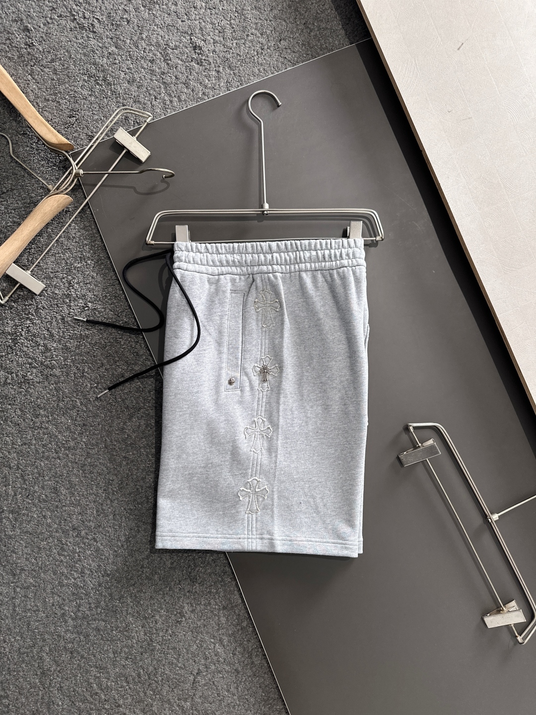 2025SS Burning Flowers Recreational Sport Shorts: Modern Classic Urban Poles Transformation. - 图片 3