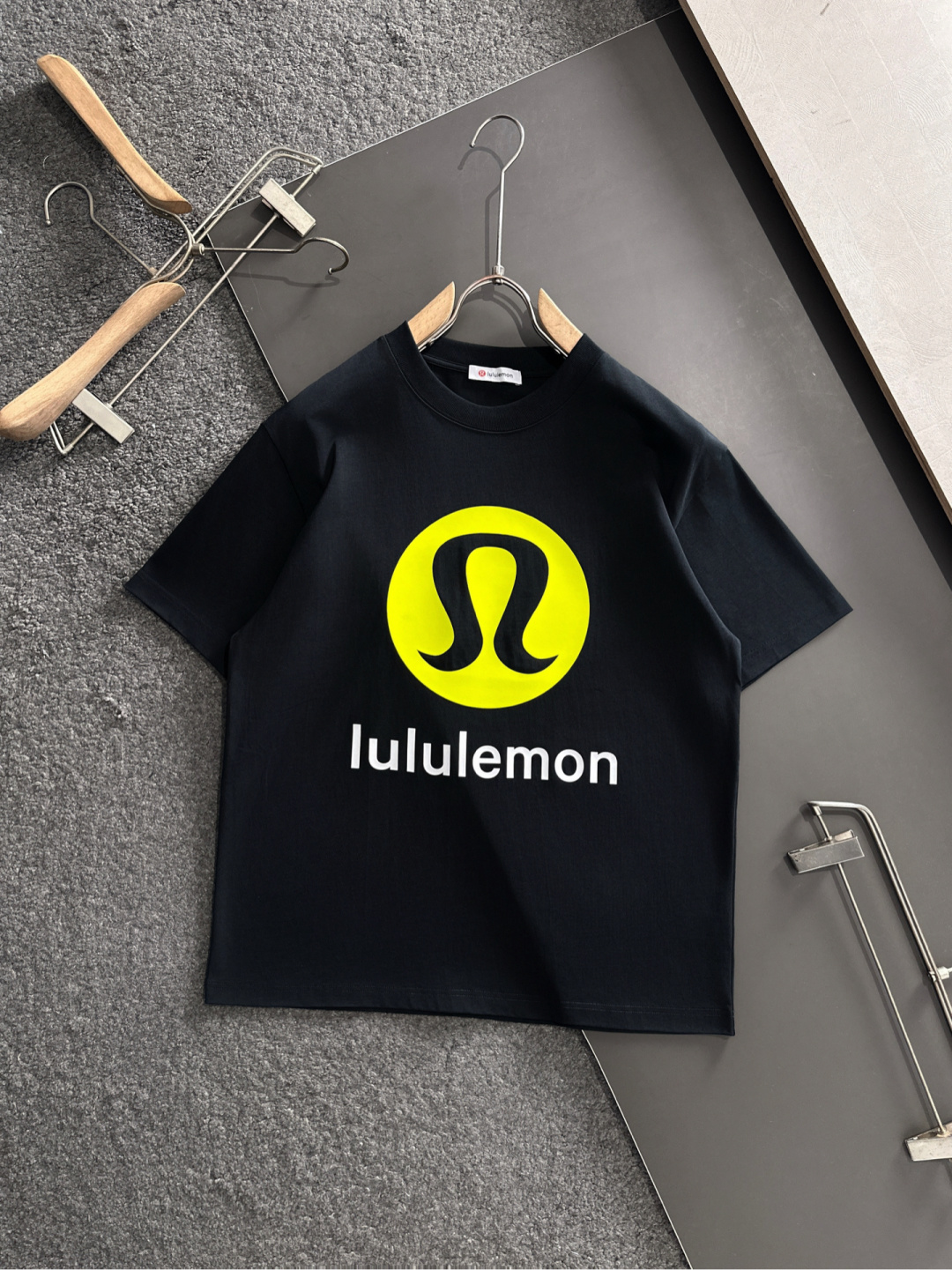 NO:426349,LULU 2025SS spring and summer latest round neck fashionable short-sleeved T-shirt, synchronized on the official website, and private cotton fabric for the counter!  Comfortable skin, durable and easy to wear, classic and simple logo design, original factory craftsmanship, must-have items for handsome men. S-XXL, T-shirt,tees, t-shirt,alexander wang19860909LULU 2025SS春夏最新款圆领时尚短袖T恤,官网同步,专柜纯棉面料！贴肤舒适,耐看又好穿,经典简约logo设计,原厂工艺一丝不苟,型男必备单品 码数S-XXL,,T-shirt,tees，t-shirt,alexander wang,Men's clothing