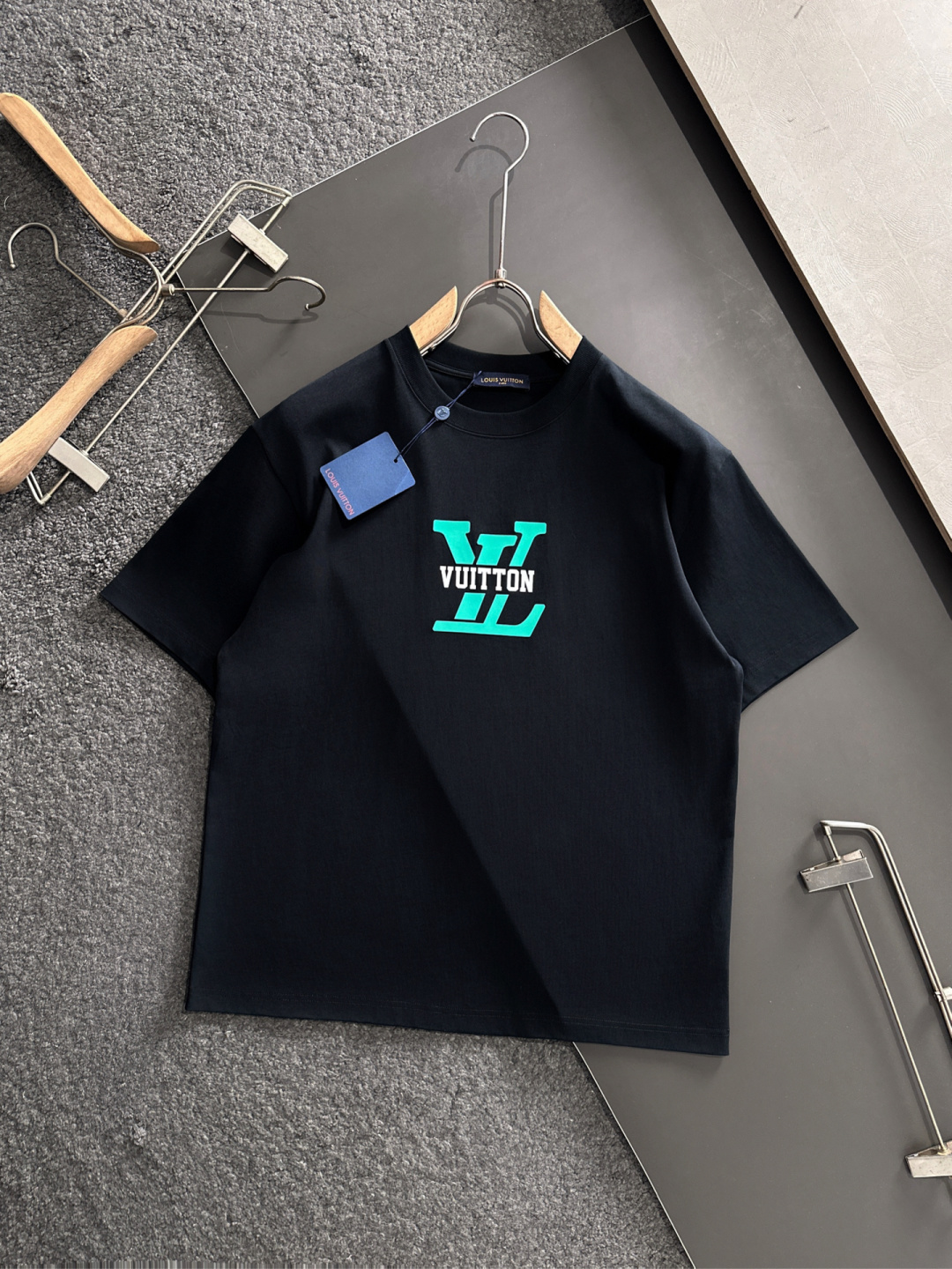 NO:426341,1V2025SS Spring and Summer latest round neck fashionable short-sleeved T-shirt, synchronized on the official website, and private cotton fabric for the counter!  Comfortable skin, durable and easy to wear, classic and simple logo design, original factory craftsmanship, must-have items for handsome men. S-XXL, T-shirt,tees, t-shirt,alexander wang198609091V2025SS春夏最新款圆领时尚短袖T恤,官网同步,专柜纯棉面料！贴肤舒适,耐看又好穿,经典简约logo设计,原厂工艺一丝不苟,型男必备单品 码数S-XXL,,T-shirt,tees，t-shirt,alexander wang,Men's clothing