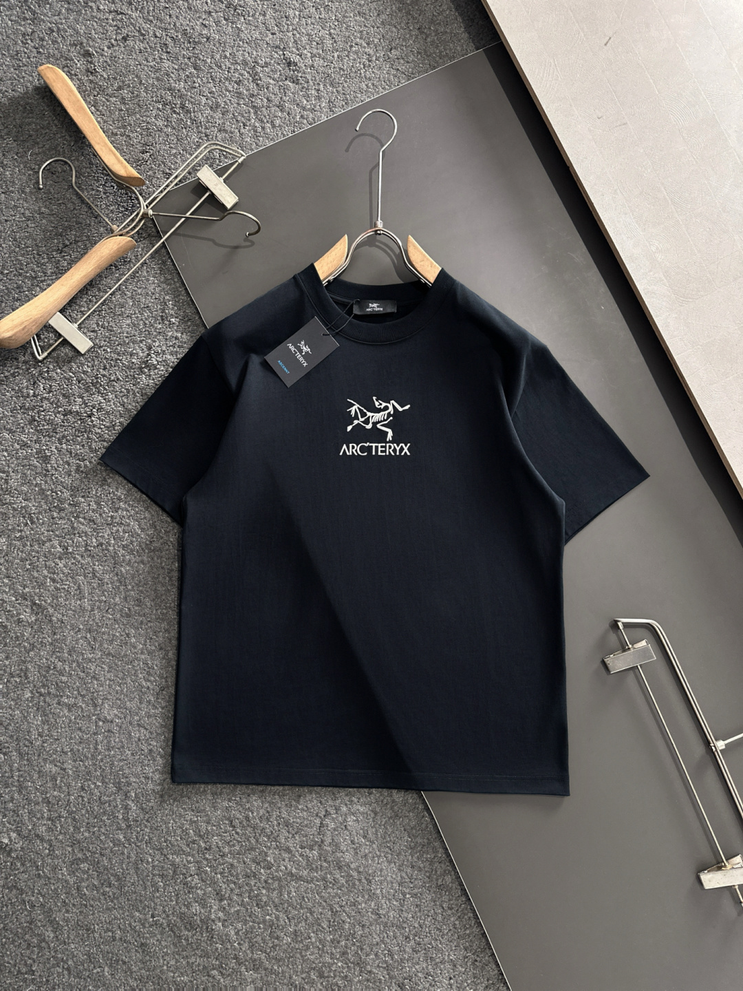 NO:426345,ARC 2025SS spring and summer latest round neck fashionable short-sleeved T-shirt, synchronized on the official website, and private cotton fabric for the counter!  Comfortable skin, durable and easy to wear, classic and simple logo design, original factory craftsmanship, must-have items for handsome men. S-XXL, T-shirt,tees, t-shirt,alexander wang19860909ARC 2025SS春夏最新款圆领时尚短袖T恤,官网同步,专柜纯棉面料！贴肤舒适,耐看又好穿,经典简约logo设计,原厂工艺一丝不苟,型男必备单品 码数S-XXL,,T-shirt,tees，t-shirt,alexander wang,Men's clothing