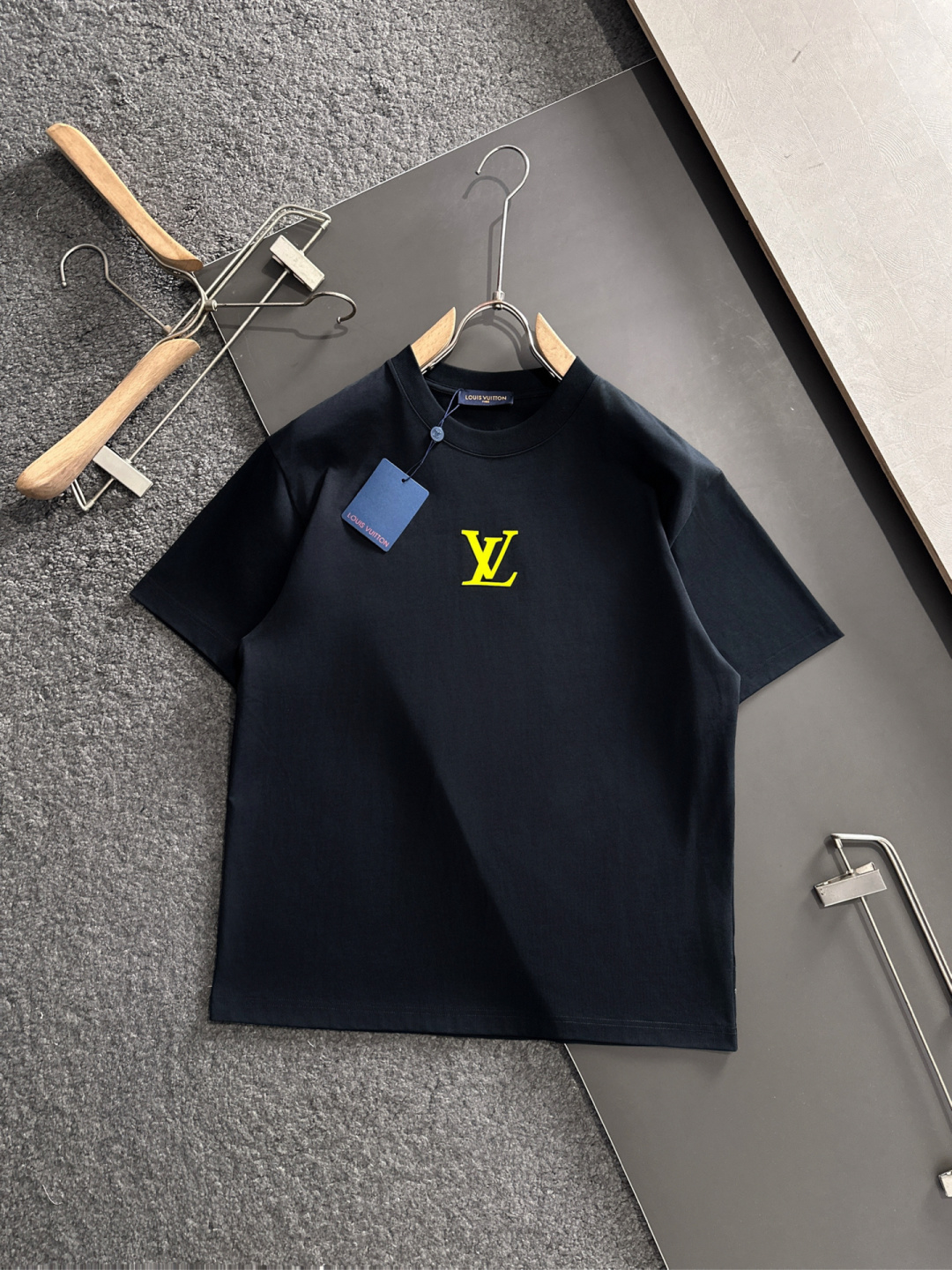 NO:421018,1V 2025SS Spring and Summer latest round neck fashionable short-sleeved T-shirt, synchronized on the official website, and private cotton fabric for the counter!  Comfortable skin, durable and easy to wear, classic and simple logo design, original factory craftsmanship, must-have items for handsome men. S-XXL, T-shirt,tees, t-shirt,alexander wang198609091V 2025SS春夏最新款圆领时尚短袖T恤,官网同步,专柜纯棉面料！贴肤舒适,耐看又好穿,经典简约logo设计,原厂工艺一丝不苟,型男必备单品 码数S-XXL,,T-shirt,tees，t-shirt,alexander wang,Men's clothing