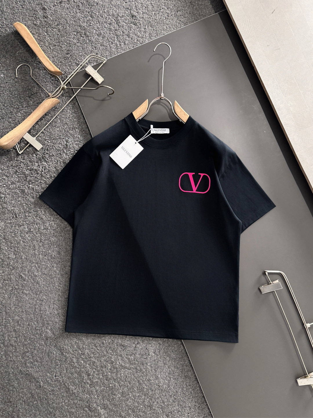 NO:426337,VATN 2025SS spring and summer latest round neck fashionable short-sleeved T-shirt, synchronized on the official website, and private cotton fabric for the counter!  Comfortable skin, durable and easy to wear, classic and simple logo design, original factory craftsmanship, must-have items for handsome men. S-XXL, T-shirt,tees, t-shirt,alexander wang19860909VATN 2025SS春夏最新款圆领时尚短袖T恤,官网同步,专柜纯棉面料！贴肤舒适,耐看又好穿,经典简约logo设计,原厂工艺一丝不苟,型男必备单品 码数S-XXL,,T-shirt,tees，t-shirt,alexander wang,Men's clothing