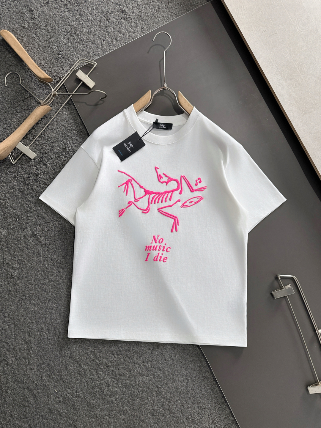 NO:421008,ARC 2025SS spring and summer latest round neck fashionable short-sleeved T-shirt, synchronized on the official website, and private cotton fabric for the counter!  Comfortable skin, durable and easy to wear, classic and simple logo design, original factory craftsmanship, must-have items for handsome men. S-XXL, T-shirt,tees, t-shirt,alexander wang19860909ARC 2025SS春夏最新款圆领时尚短袖T恤,官网同步,专柜纯棉面料！贴肤舒适,耐看又好穿,经典简约logo设计,原厂工艺一丝不苟,型男必备单品 码数S-XXL,,T-shirt,tees，t-shirt,alexander wang,Men's clothing