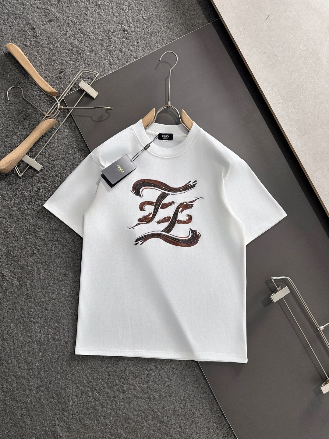 NO:456139,FD 2025SS Spring and Summer latest round neck fashionable short-sleeved T-shirt, synchronized on the official website, and private cotton fabric for the counter!  Comfortable skin, durable and easy to wear, classic simple logo design, original factory craftsmanship, must-have items for handsome men. Number of numbers M-4XL, T-shirt,tees, t-shirt,alexander wang19860909FD 2025SS春夏最新款圆领时尚短袖T恤,官网同步,专柜纯棉面料！贴肤舒适,耐看又好穿,经典简约logo设计,原厂工艺一丝不苟,型男必备单品 码数M-4XL,,T-shirt,tees，t-shirt,alexander wang,Men's clothing