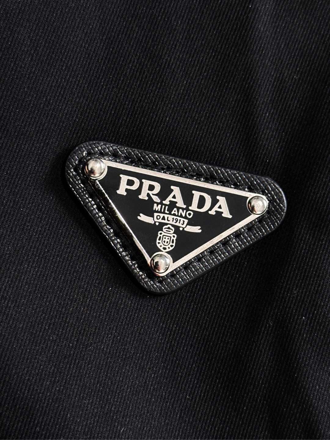  PRAD 2025春夏新品休闲裤，经典款百看不厌，裤身工艺设计，进口客供辅料、面料定制，每个细节做到极