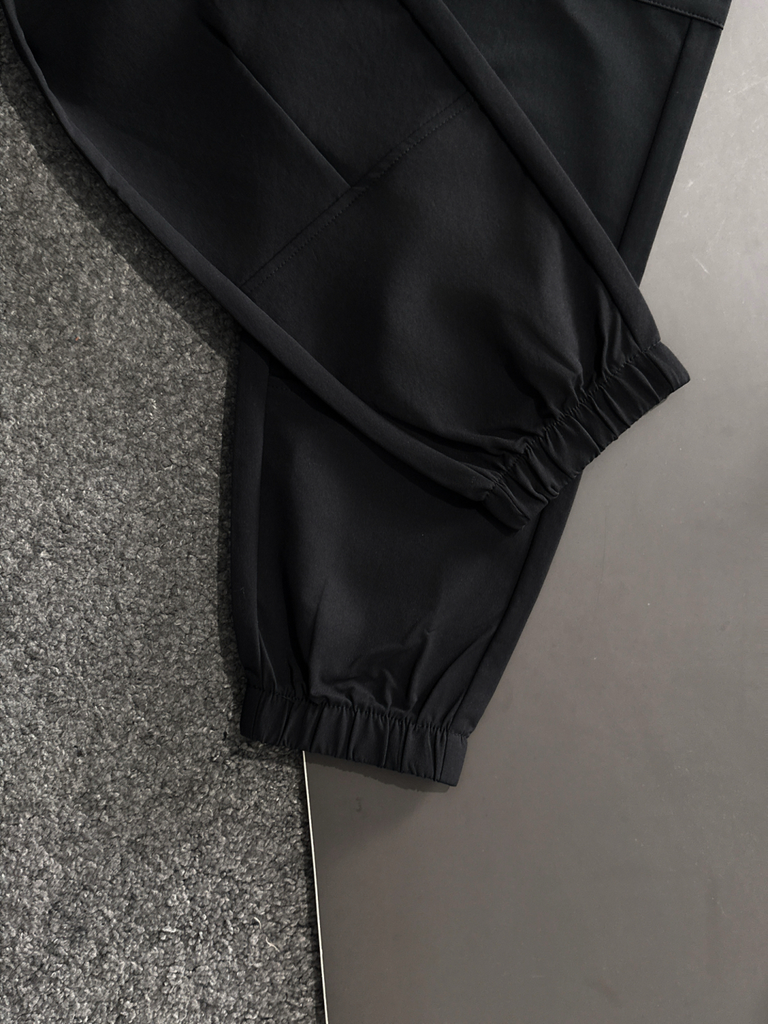  PRAD 2025春夏新品休闲裤，经典款百看不厌，裤身工艺设计，进口客供辅料、面料定制，每个细节做到极