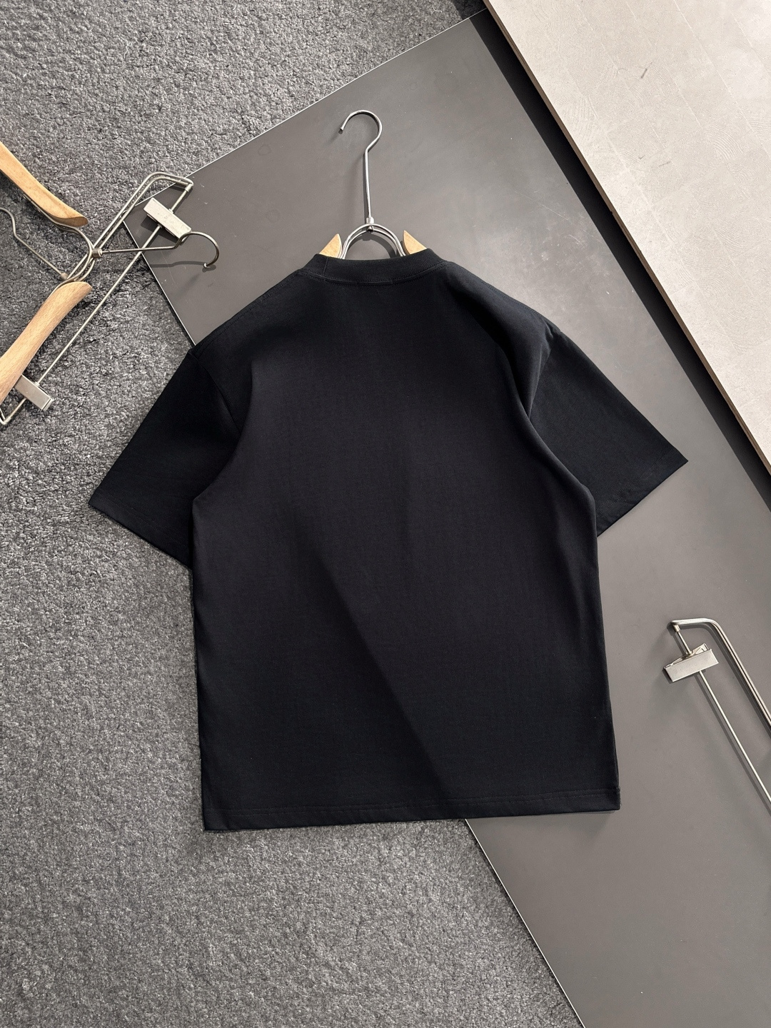 CD 2025SS春夏最新款圆领时尚短袖T恤，官网同步，专柜纯棉面料！贴肤舒适，耐看又好穿，经典简约lo
