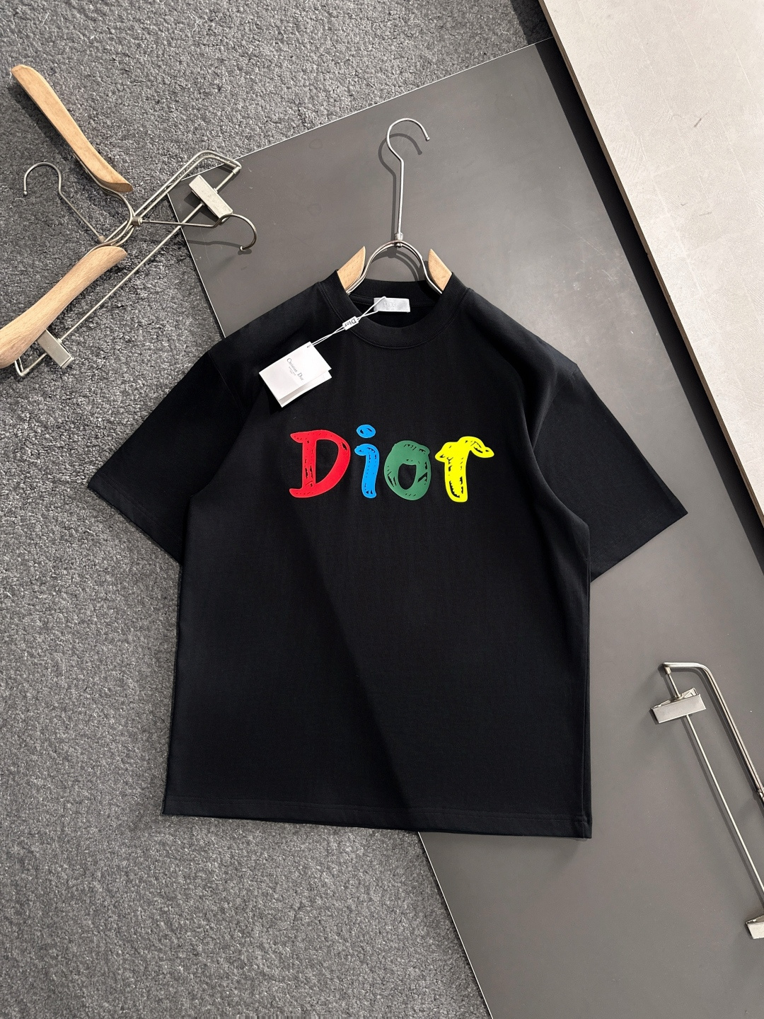 CD 2025SS春夏最新款圆领时尚短袖T恤，官网同步，专柜纯棉面料！贴肤舒适，耐看又好穿，经典简约lo