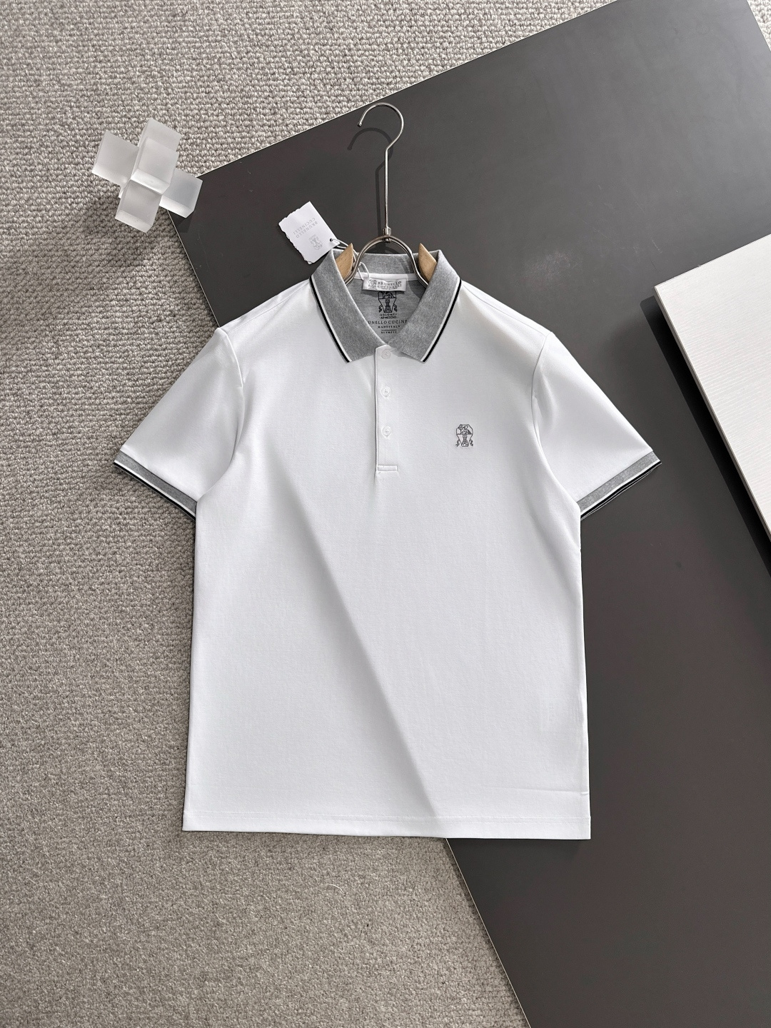 NO:449435,bC summer new product lapel polo short sleeves. Fashionable single product design, more fashionable and comfortable, high standard customization, very stylish upper body, luxury brand classic LOGO pattern. Customer-supplied auxiliary materials, customer-supplied imported comfortable breathable fabric with very delicate texture, exquisite and exquisite detailing and exquisite accessories. The auxiliary materials are all supplied by foreign merchants. It is a very shaping item. Any fashion can be matched with. The style is super good. A must-have item for trendy men!  Size: 48-56P, T-shirt,alexander wang19860909bC夏季新品翻领polo短袖 时尚单品设计,更加时尚舒适,高标准定制,上身非常有型,奢华品牌经典LOGO图案 客供辅料,客供进口舒适透气面料质感非常细腻,细节工艺精湛考究,辅料皆为外商客供,塑造性极高的一款单品,任何时装都可以搭配,版型超级好 潮男必备单品！尺码:48-56P,,T-shirt,alexander wang,Men's clothing