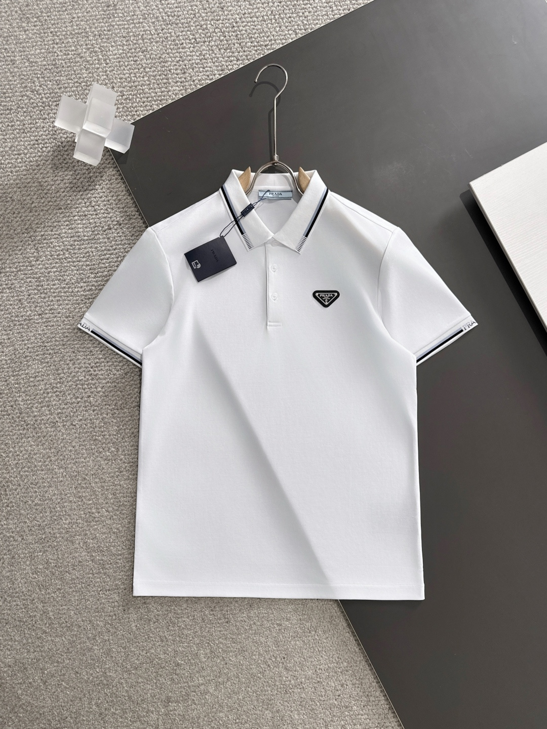 NO:449440,Prada's new summer lapel polo short-sleeved fashion item design, more fashionable and comfortable, high-standard customization, very stylish upper body, luxury brand classic LOGO pattern, customer-supplied auxiliary materials, customer-supplied imported comfortable breathable fabric with very delicate texture, exquisite and exquisite detailing and exquisite accessories, all supplied by foreign customers, a very high shaping item, can be matched with any fashion, the style is super good, a must-have item for trendy men!  Size: 48-56P, prada, T-shirt, alexander wang19860909普拉达夏季新品翻领polo短袖 时尚单品设计,更加时尚舒适,高标准定制,上身非常有型,奢华品牌经典LOGO图案 客供辅料,客供进口舒适透气面料质感非常细腻,细节工艺精湛考究,辅料皆为外商客供,塑造性极高的一款单品,任何时装都可以搭配,版型超级好 潮男必备单品！尺码:48-56P,,prada,T-shirt,alexander wang,Men's clothing