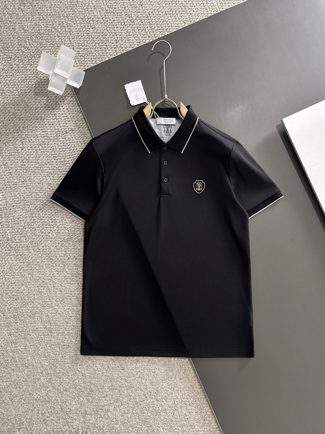 NO:439996,bC summer new product lapel polo short sleeves. Fashionable single product design, more fashionable and comfortable, high standard customization, very stylish upper body, luxury brand classic LOGO pattern. Customer-supplied auxiliary materials, customer-supplied imported comfortable breathable fabric with very delicate texture, exquisite and exquisite detailing and exquisite accessories. The auxiliary materials are all supplied by foreign merchants. It is a very shaping item. Any fashion can be matched with. The style is super good. A must-have item for trendy men!  Size: 48-56P, T-shirt,alexander wang19860909bC夏季新品翻领polo短袖 时尚单品设计,更加时尚舒适,高标准定制,上身非常有型,奢华品牌经典LOGO图案 客供辅料,客供进口舒适透气面料质感非常细腻,细节工艺精湛考究,辅料皆为外商客供,塑造性极高的一款单品,任何时装都可以搭配,版型超级好 潮男必备单品！尺码:48-56P,,T-shirt,alexander wang,Men's clothing