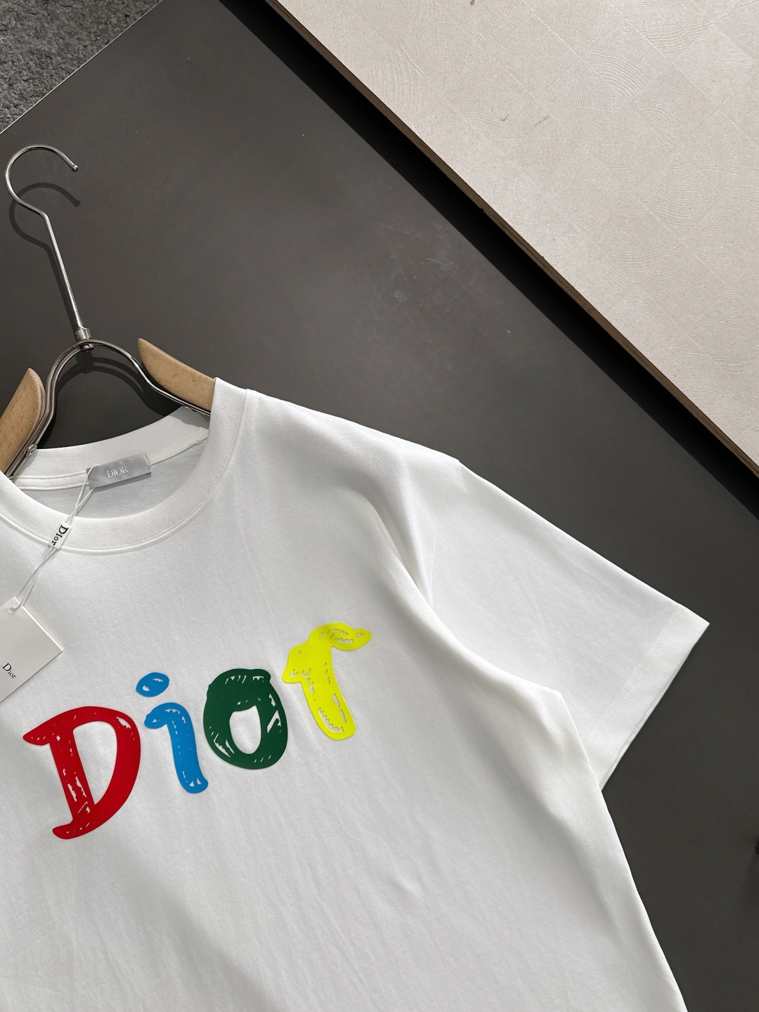 CD 2025SS春夏最新款圆领时尚短袖T恤，官网同步，专柜纯棉面料！贴肤舒适，耐看又好穿，经典简约lo