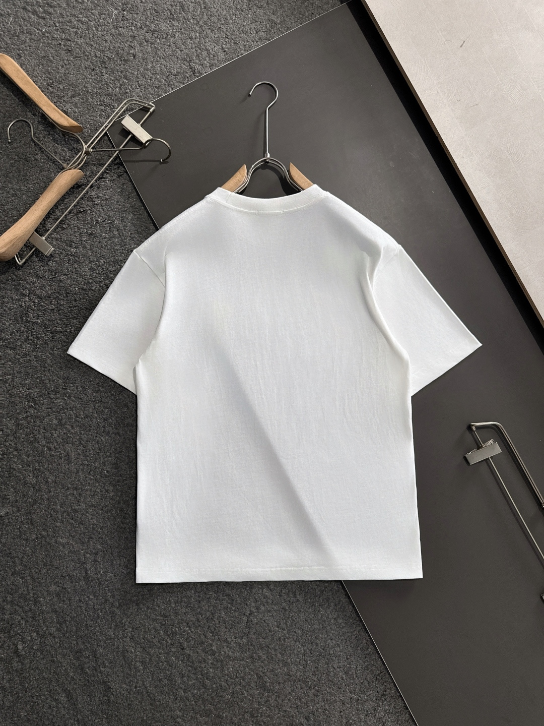 CD 2025SS春夏最新款圆领时尚短袖T恤，官网同步，专柜纯棉面料！贴肤舒适，耐看又好穿，经典简约lo