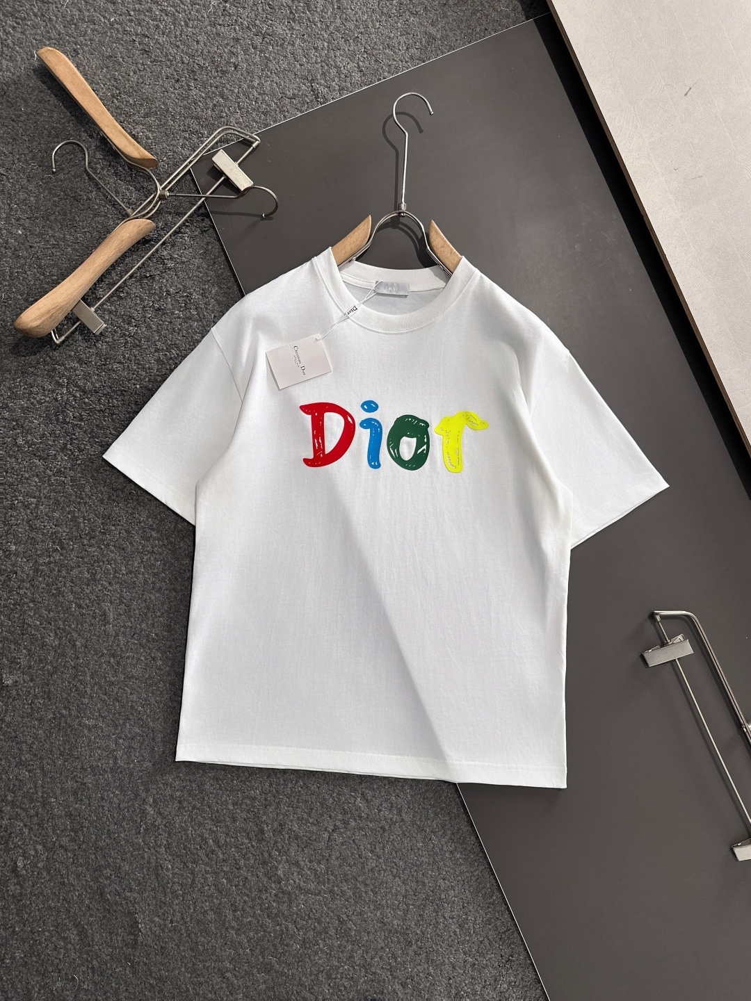 NO:431510,CD 2025SS Spring and Summer latest round neck fashionable short-sleeved T-shirt, synchronized on the official website, and private cotton fabric for the counter!  Comfortable skin, durable and easy to wear, classic simple logo design, original factory craftsmanship, must-have items for handsome men. Number of codes M-XXL, T-shirt,tees, t-shirt,alexander wang19860909CD 2025SS春夏最新款圆领时尚短袖T恤,官网同步,专柜纯棉面料！贴肤舒适,耐看又好穿,经典简约logo设计,原厂工艺一丝不苟,型男必备单品 码数M-XXL,,T-shirt,tees，t-shirt,alexander wang,Men's clothing