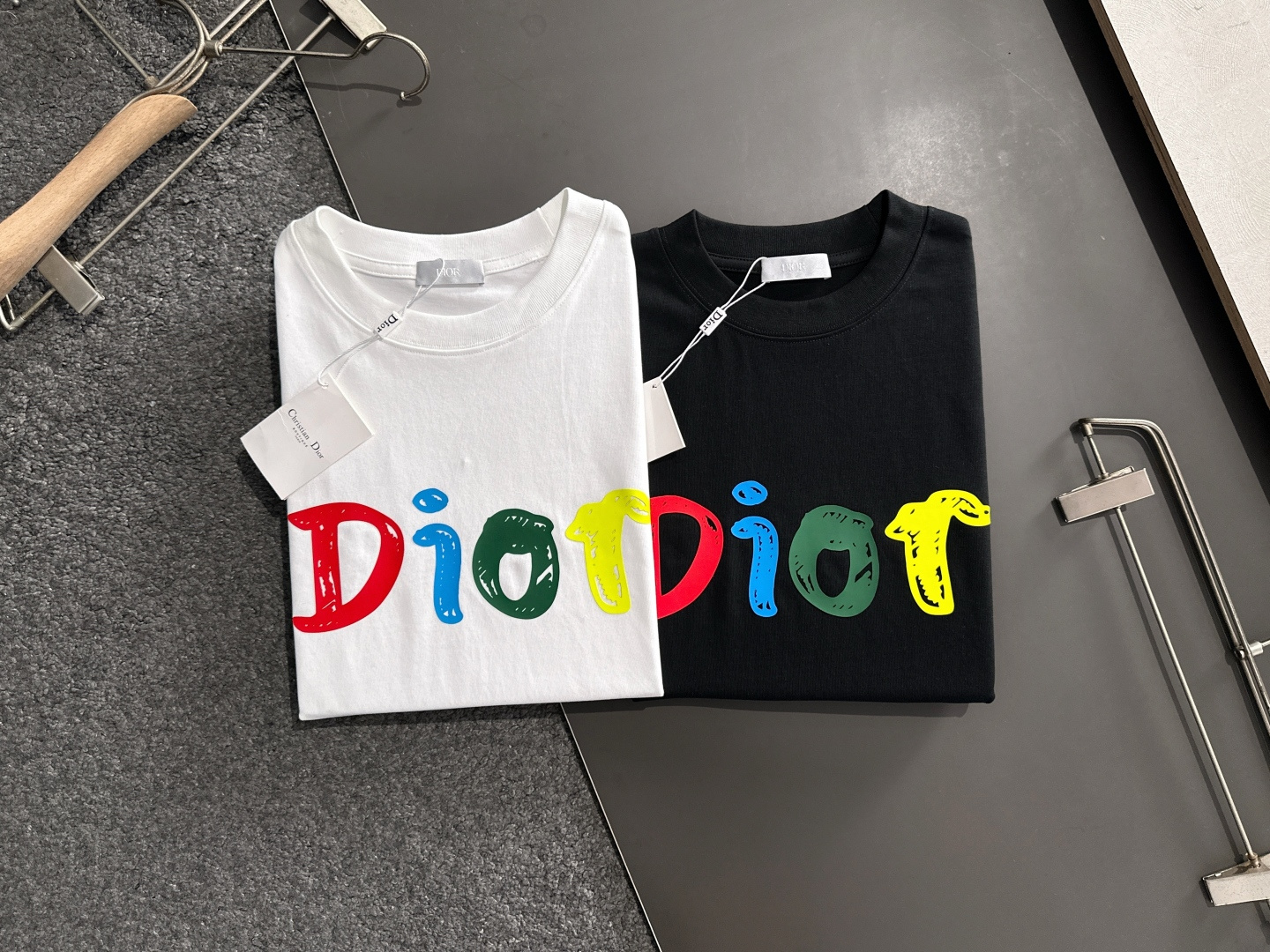 CD 2025SS春夏最新款圆领时尚短袖T恤，官网同步，专柜纯棉面料！贴肤舒适，耐看又好穿，经典简约lo