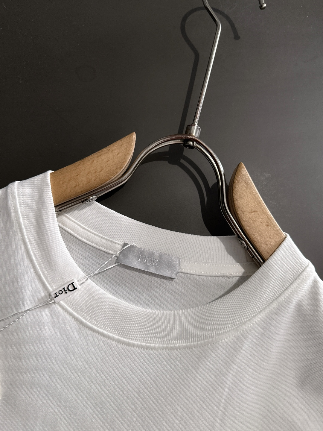 CD 2025SS春夏最新款圆领时尚短袖T恤，官网同步，专柜纯棉面料！贴肤舒适，耐看又好穿，经典简约lo