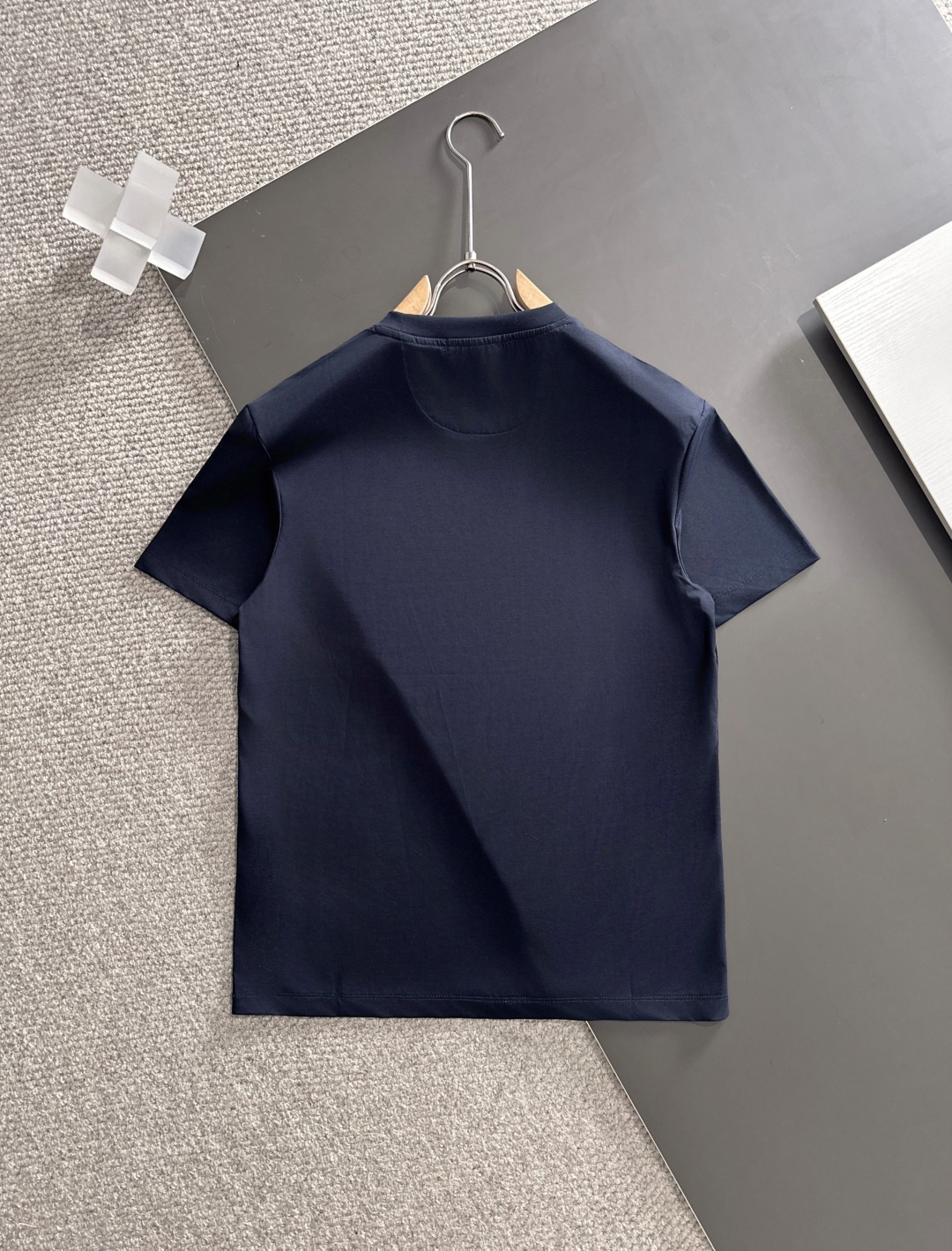 Year-Old Classic T-Shirts for Business and Leisure by Old and New Rich - 图片 9