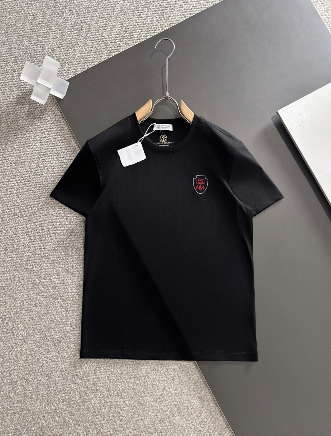 NO:449422,Recommended by Bc old money upstarts, classic every year, a good match for business and casual business, logo letter printing round neck long-sleeved T-shirt Logo printing design, the upper body is refreshing and clean and textured, the combination tailoring The fabric is made of mercerized cotton, the surface has a warm luster, the upper body is comfortable, skin-friendly, breathable, and has a very good crisp shape Hardware accessories Full-quality order Color Black White Blue Number of code M-3XL Try on 172-140 for wearing L (the next day's goods),,tees, t-shirt,alexander wang19860909Bc老钱新贵们推荐 年年经典 商务休闲都能很好搭配的一款 标志字母印花款圆领长袖T恤衫 标志印花设计,上身清爽干净而显质感 合体的剪裁 面料采用丝光棉的材质 表面有着温润的光泽感 上身 舒适 亲肤 透气 又有很好的挺括型 五金辅料 全品相订单 颜色 黑色 白色 蓝色 码数M-3XL 试穿172-140穿L合适（隔天货）,,tees，t-shirt,alexander wang,Men's clothing