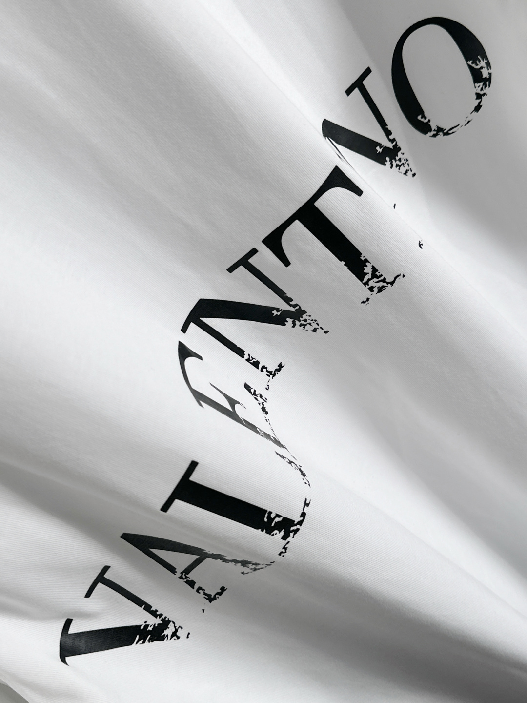 VLTN 2025SS春夏最新款圆领时尚短袖T恤，官网同步，专柜纯棉面料！贴肤舒适，耐看又好穿，经典简约