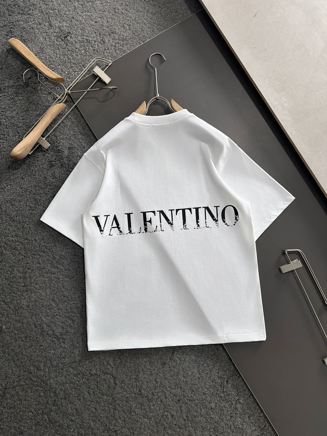 VLTN 2025SS春夏最新款圆领时尚短袖T恤，官网同步，专柜纯棉面料！贴肤舒适，耐看又好穿，经典简约