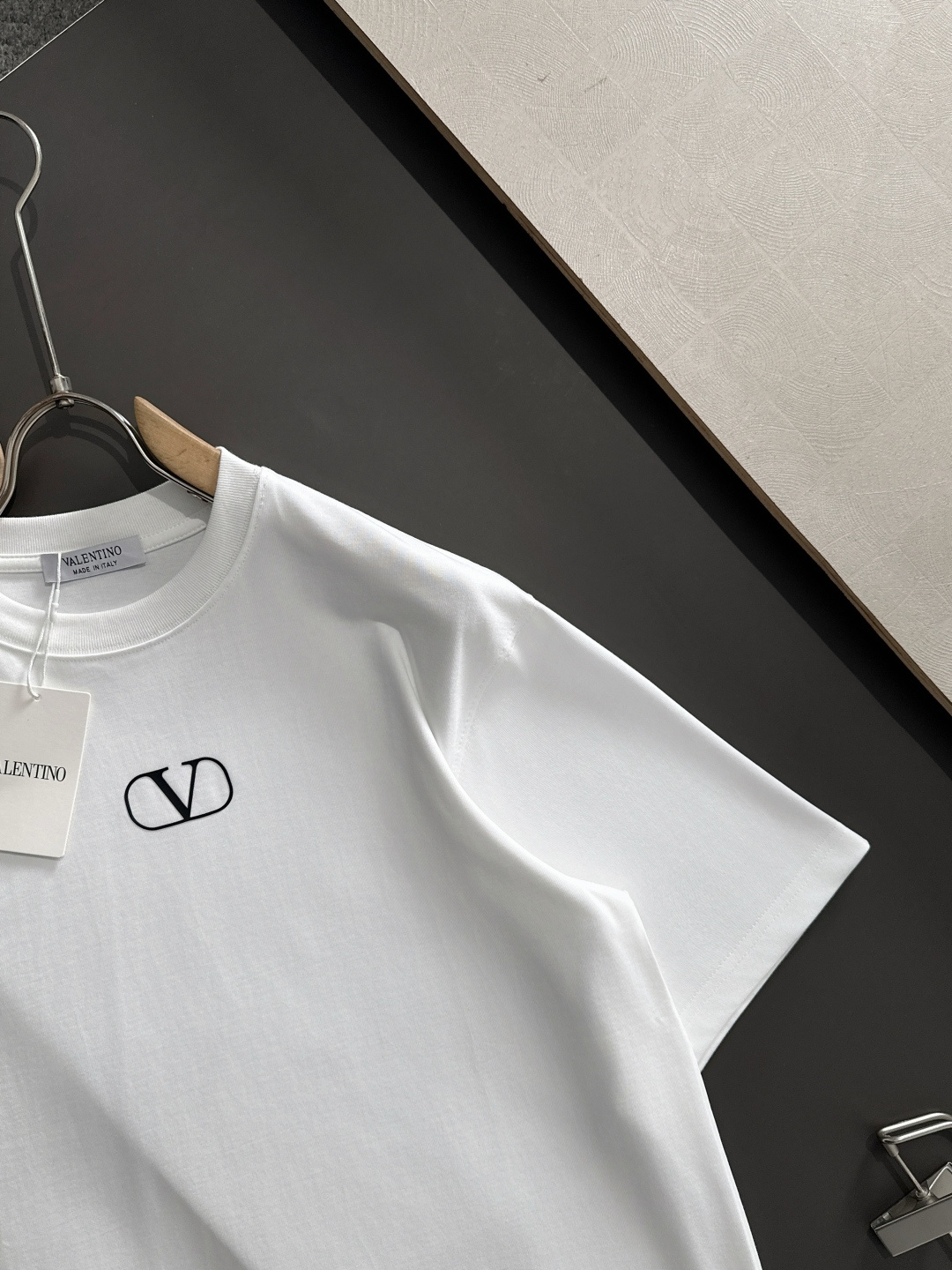 VLTN 2025SS春夏最新款圆领时尚短袖T恤，官网同步，专柜纯棉面料！贴肤舒适，耐看又好穿，经典简约