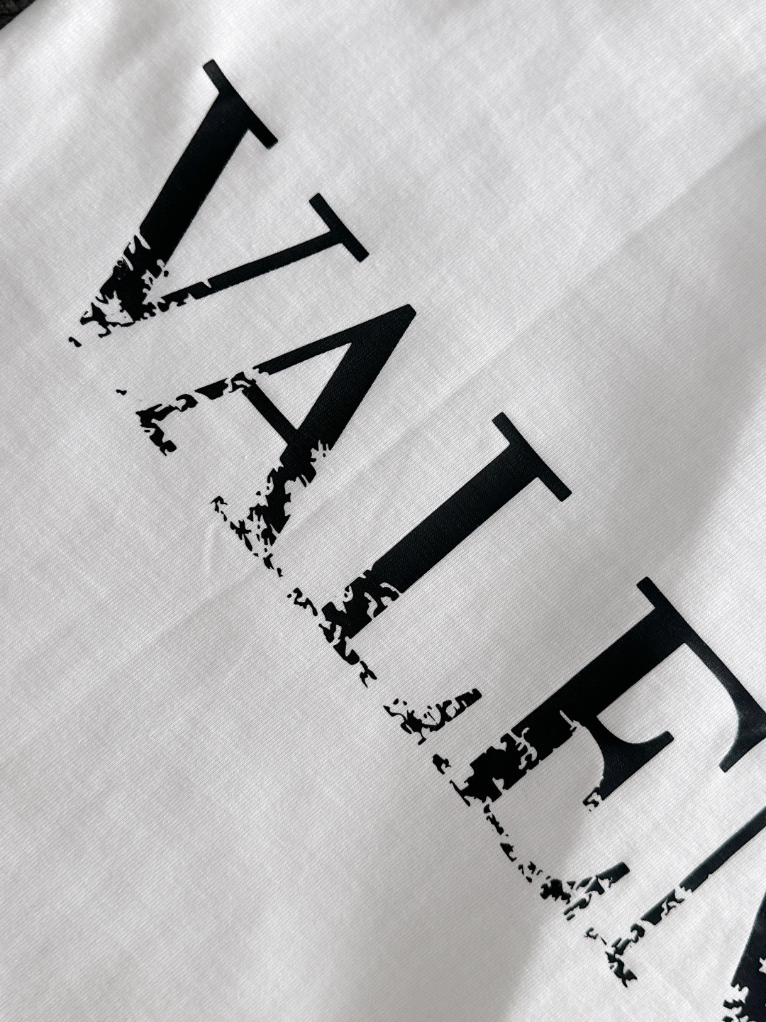 VLTN 2025SS春夏最新款圆领时尚短袖T恤，官网同步，专柜纯棉面料！贴肤舒适，耐看又好穿，经典简约