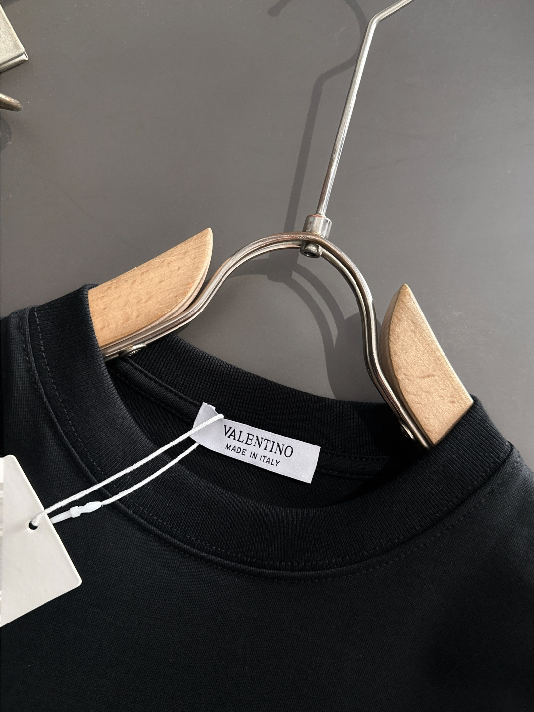 VLTN 2025SS春夏最新款圆领时尚短袖T恤，官网同步，专柜纯棉面料！贴肤舒适，耐看又好穿，经典简约