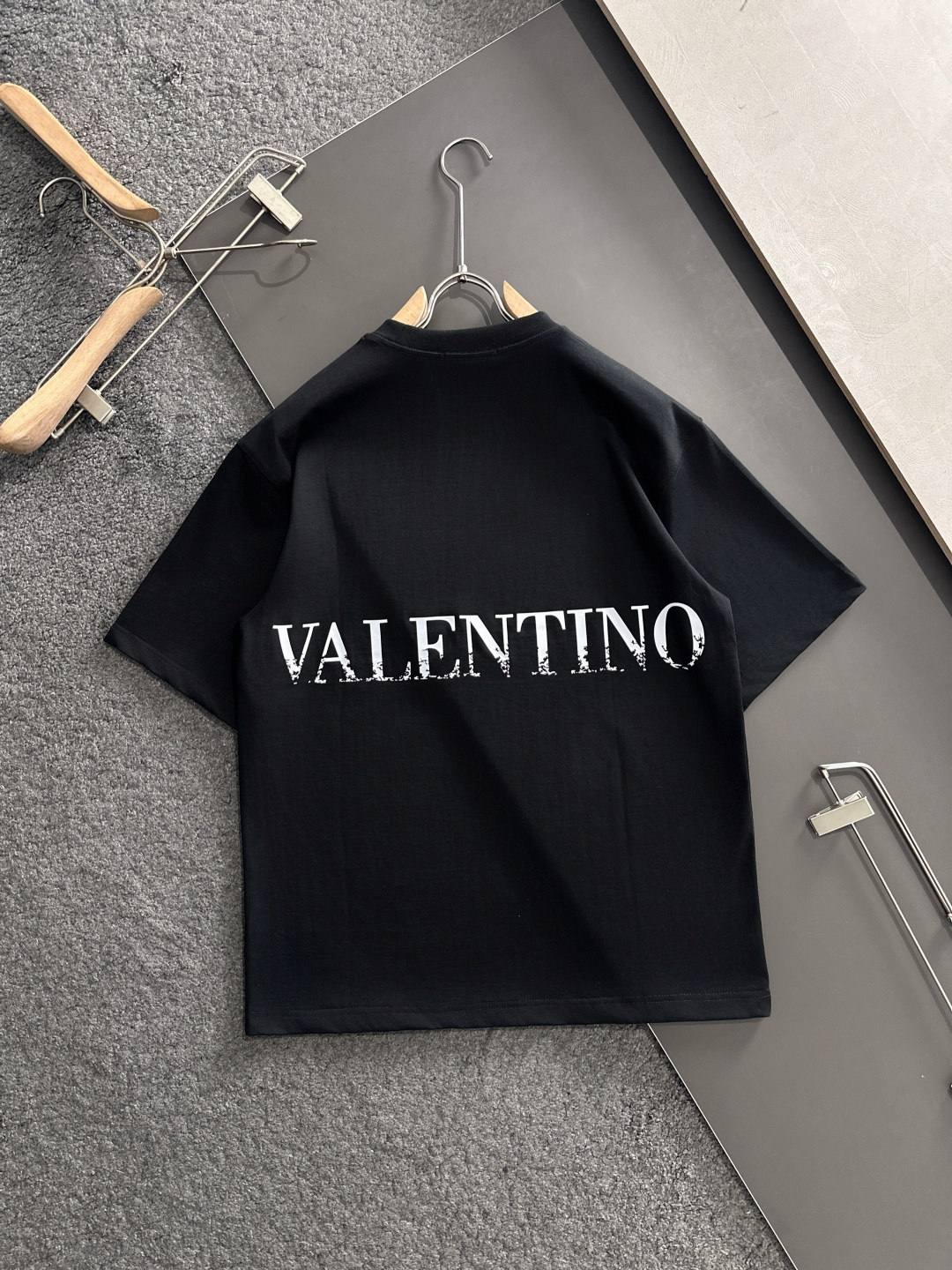 VLTN 2025SS春夏最新款圆领时尚短袖T恤，官网同步，专柜纯棉面料！贴肤舒适，耐看又好穿，经典简约