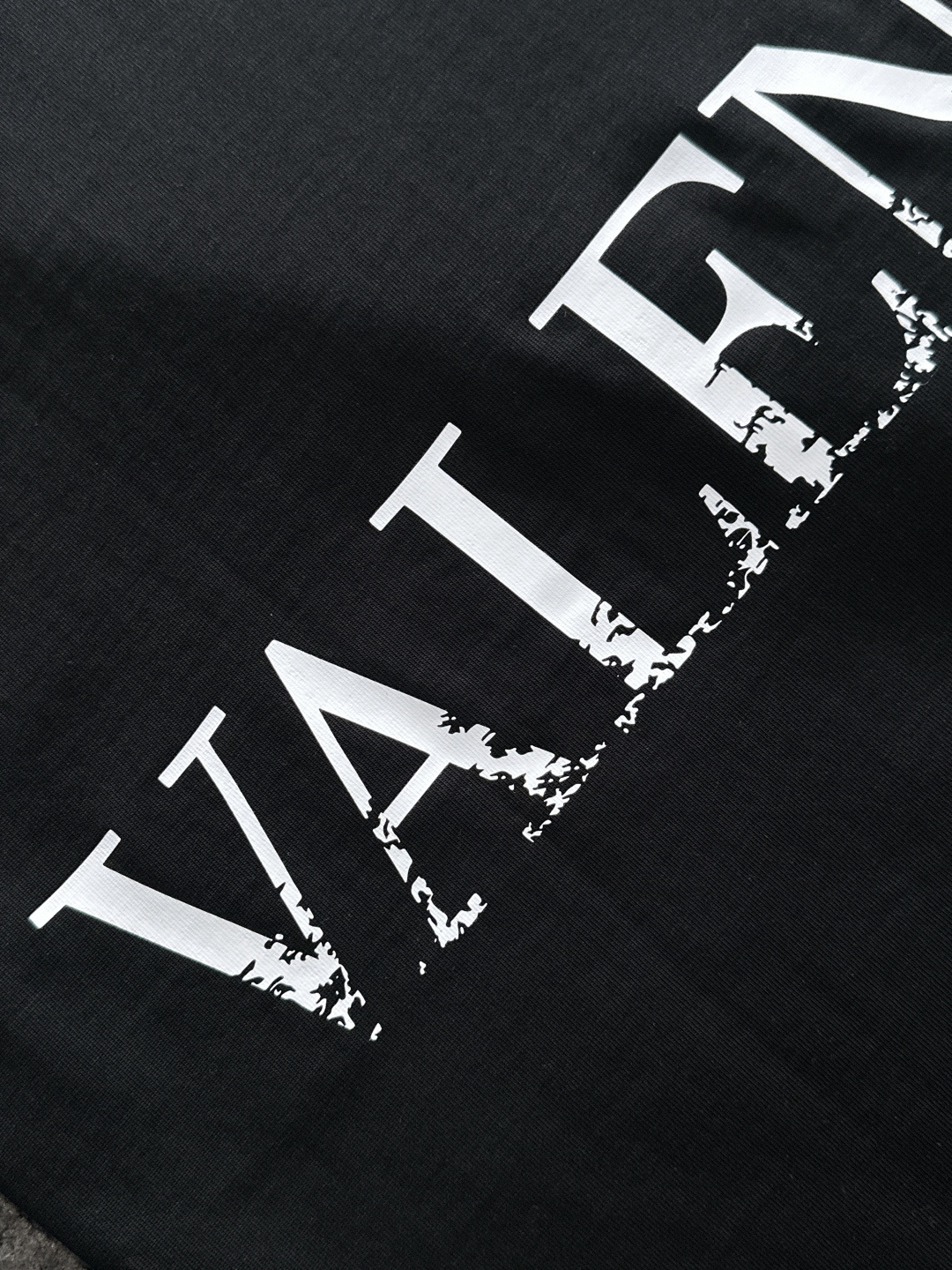 VLTN 2025SS春夏最新款圆领时尚短袖T恤，官网同步，专柜纯棉面料！贴肤舒适，耐看又好穿，经典简约