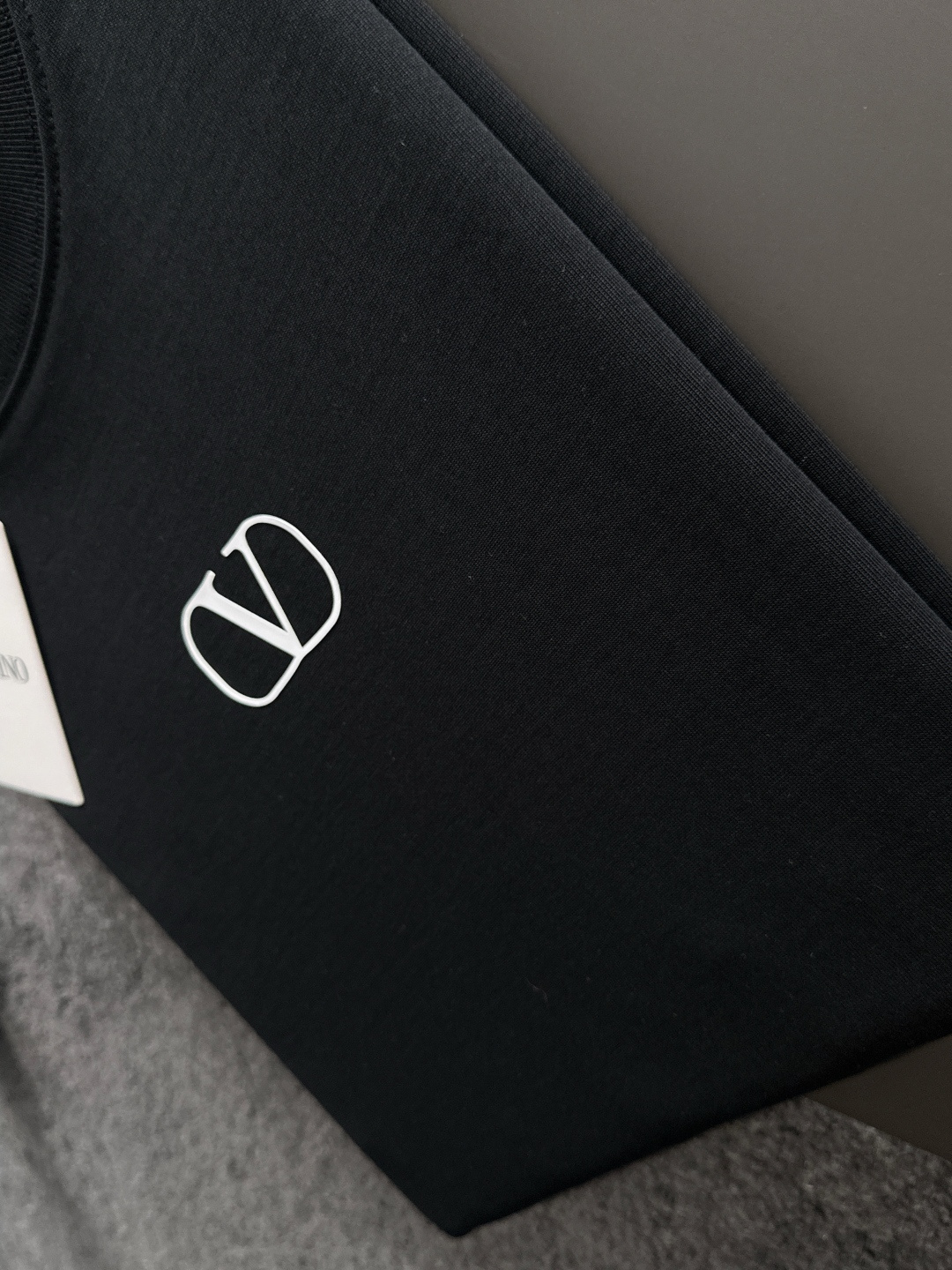 VLTN 2025SS春夏最新款圆领时尚短袖T恤，官网同步，专柜纯棉面料！贴肤舒适，耐看又好穿，经典简约