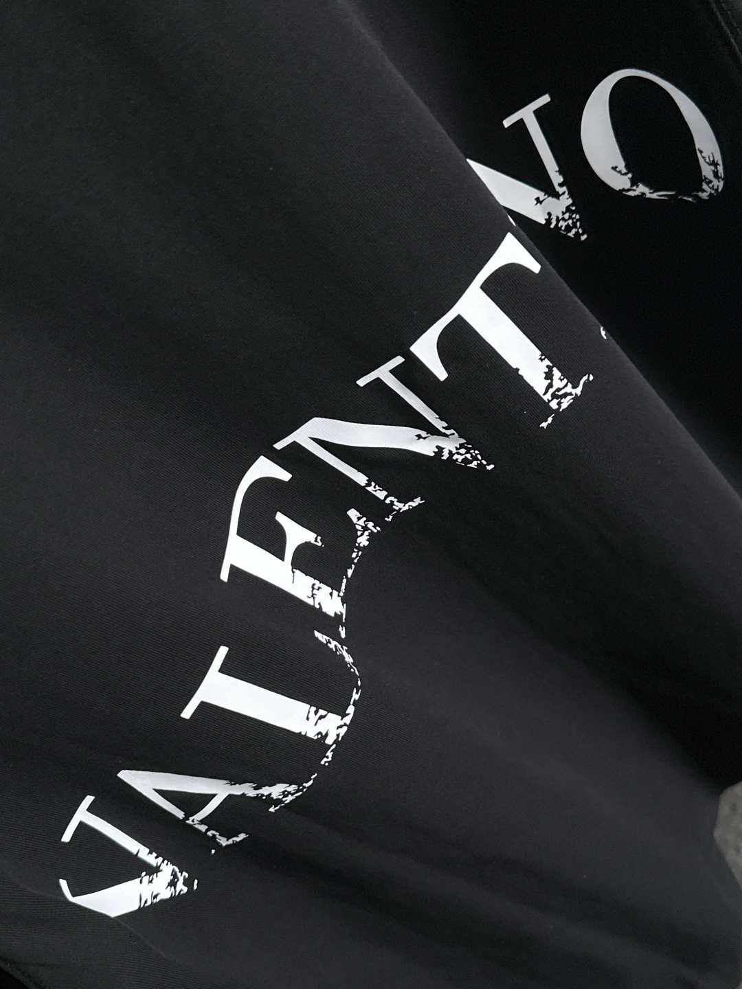 VLTN 2025SS春夏最新款圆领时尚短袖T恤，官网同步，专柜纯棉面料！贴肤舒适，耐看又好穿，经典简约