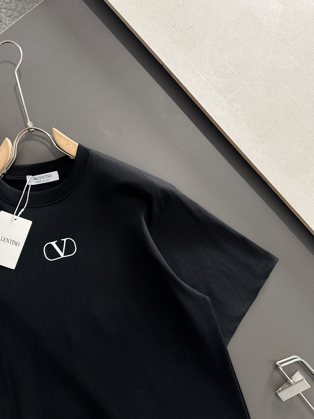 VLTN 2025SS春夏最新款圆领时尚短袖T恤，官网同步，专柜纯棉面料！贴肤舒适，耐看又好穿，经典简约