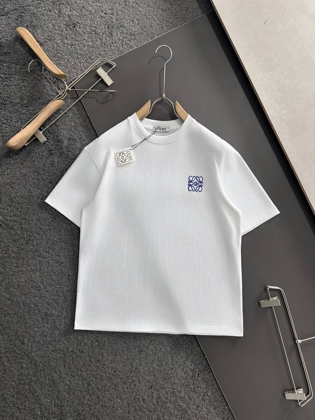 NO:431515,LOW 2025SS Spring and Summer latest round neck fashionable short-sleeved T-shirt, synchronized on the official website, and private cotton fabric for the counter!  Comfortable skin, durable and easy to wear, classic simple logo design, original factory craftsmanship, must-have items for handsome men. Number of numbers M-2XL, T-shirt,tees, t-shirt,alexander wang19860909LOW 2025SS春夏最新款圆领时尚短袖T恤,官网同步,专柜纯棉面料！贴肤舒适,耐看又好穿,经典简约logo设计,原厂工艺一丝不苟,型男必备单品 码数M-2XL,,T-shirt,tees，t-shirt,alexander wang,Men's clothing