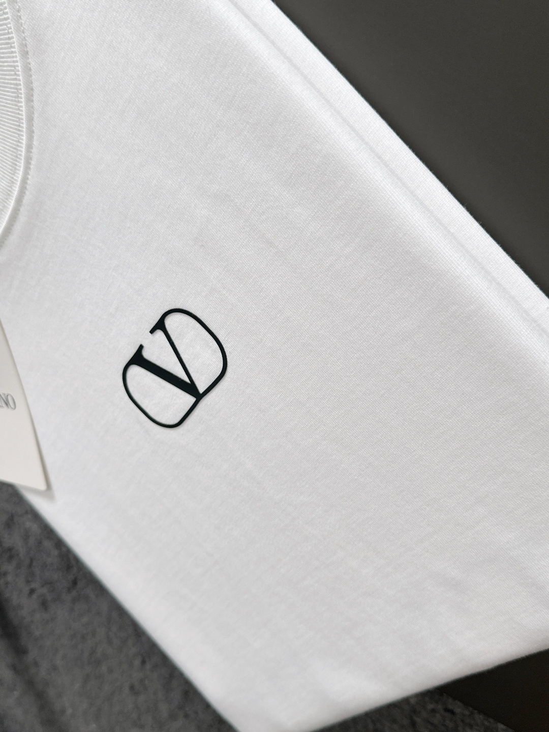 VLTN 2025SS春夏最新款圆领时尚短袖T恤，官网同步，专柜纯棉面料！贴肤舒适，耐看又好穿，经典简约