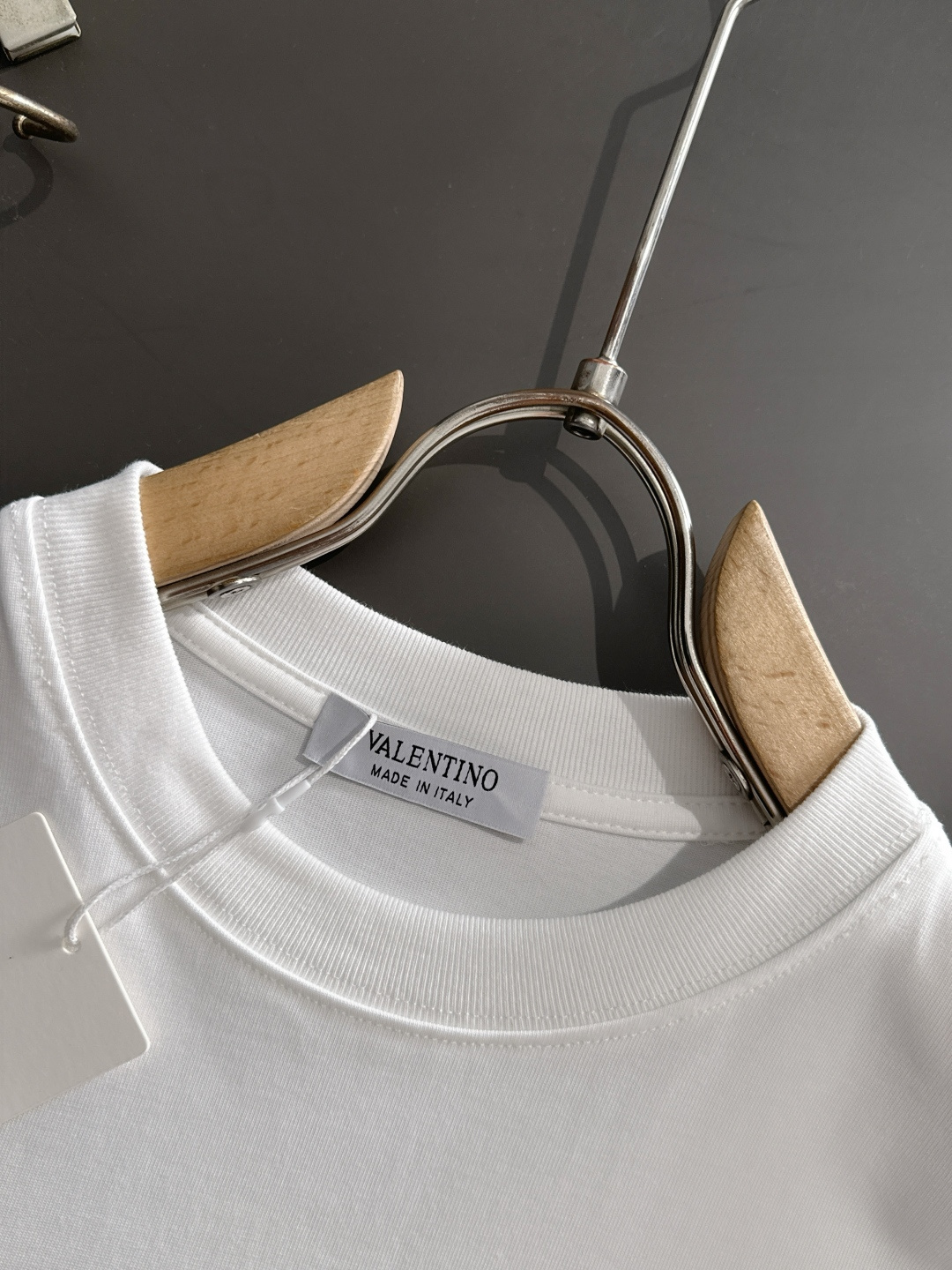 VLTN 2025SS春夏最新款圆领时尚短袖T恤，官网同步，专柜纯棉面料！贴肤舒适，耐看又好穿，经典简约