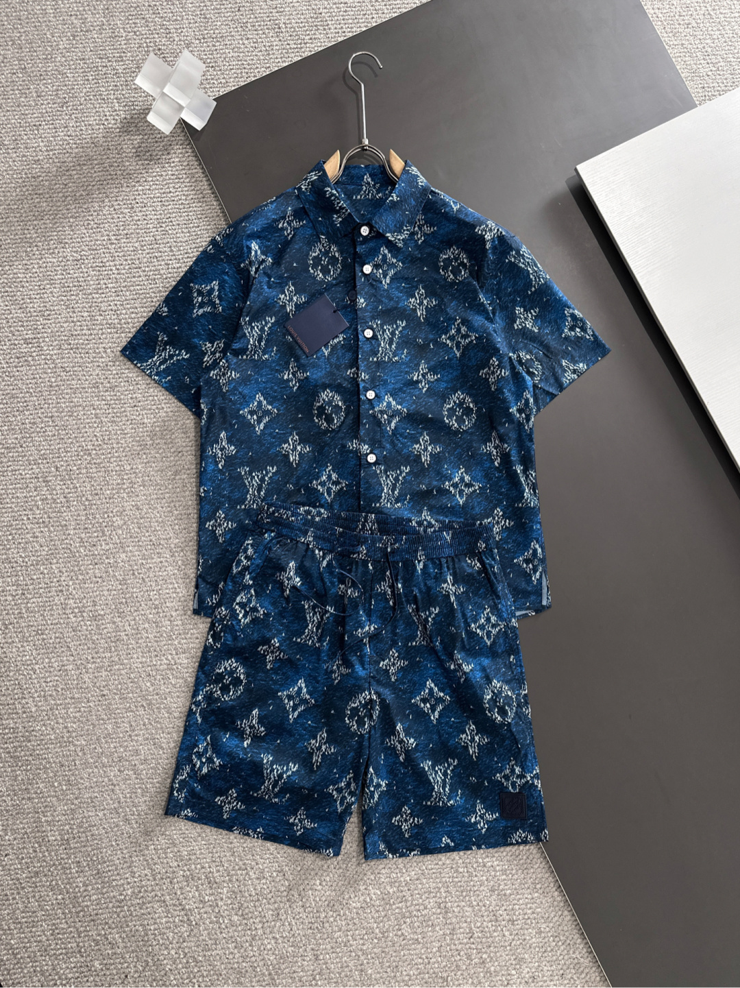 NO:440042,(Top version) Set LV Ice Silk Set 25ss Summer New Product!  -Lou*s trendy men's fashionable casual round neck set, solid color jacquard fabric full of dark patterns, light and fashionable casual suit, light and pure cotton fabric. The latest push-up suit, loose shoulder-length style, Louis home exquisite small metal logo logo on the right waist!  It is very representative, simple and fashionable charm, simple and luxurious, casual and casual on the upper body, low-key and noble in nature, very suitable for summer wear, fashionable and stylish on the upper body, full of energy!  This set is made of high-quality ice silk fabrics. The fabric feels soft and comfortable, and is very skin-friendly and comfortable when worn close to the body. The texture is more detailed and smooth and delicate. The light texture brings you the ultimate wearing experience without any weight bearing. It also has strong breathable and quick drying. It is really an excellent choice for summer sports!  It is full of big-name atmosphere, low-key and fashionable, and comfortable is very important!  The visual effect is unparalleled, the color fastness is impeccable, and the unique words bring more eye-catching fashion charm to the outfit!  The top is casual design, elastic waist drawstring shorts, accurate three-dimensional cut, the upper body is super fashionable and stylish, and it is very cool to buy in summer!  Advanced, casual and simple!  Size 48～56 (m-xxxl), louis vuitton,louis vuitton,shorts,alexander wang19860909（顶级版本）套 LV冰丝套装 25ss夏季新品！-Lou*s潮男时尚休闲圆领套装,纯色满身暗纹提花面料,轻薄款时尚休闲套装,轻薄纯棉面料.最新力推款套装,宽松落肩的款式,右侧腰间路易家精美小金属Logo徽标！很有代表性,简约又时髦的魅力,简单不失奢华,上身休闲慵懒随性,低调与矜贵的本质,非常适合夏季穿着,上身时尚有型,精气神十足！ 此款套装精选优质冰丝 面料打造而成,面料手感柔软舒适性强,贴身穿着非常亲肤舒适,质感更为细致入微,顺滑细腻,轻薄的质感给你带来极致的穿着体验,毫无负重感,同时也极具强大的透气速干性,真是夏季运动的绝佳之选！充满了大牌气息,低调且时尚,舒服很重要！视觉效果无与伦比,色牢度更是无懈可击,独特的字样更是为套服饰带来了更为养眼的时尚魅力值！上衣休闲设计,松紧腰抽绳短裤,精准立体的版型裁剪,上身超级时髦有型,夏天入手很清凉！高级随性又简单！ 尺码48～56（m-xxxl）,,louis vuitton,louis vuitton,shorts,alexander wang,Men's clothing