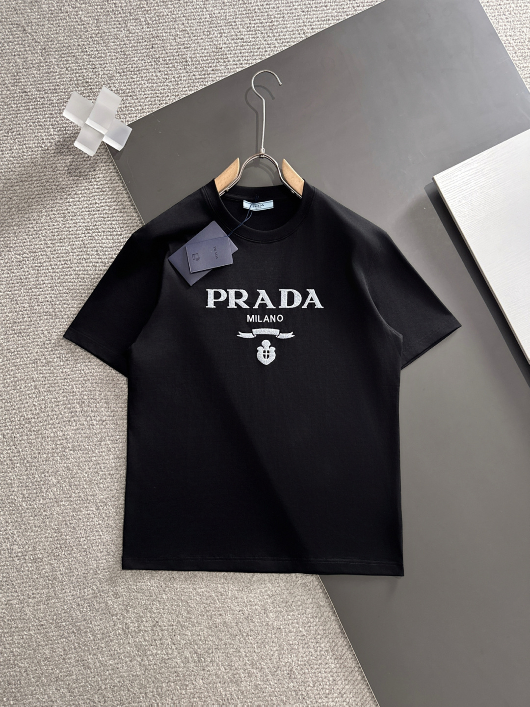 NO:449402,Prada's new spring and summer new style first-time counter latest short-sleeved round-neck T-shirt, high-end customization, avant-garde and fashionable design!  Brand logo heavy craft design, high-end customized mercerated long cotton fabric, soft feel, comfortable to wear, exquisite counter-level car line, fine workmanship, invincible and handsome upper body effect!  A must-have item for handsome men!  Color black white Number M-3XL, prada, T-shirt,tees, t-shirt,alexander wang19860909普拉达 2025春夏新款首发专柜最新款短袖圆领T恤 高端订制 设计前卫时尚！品牌logo重工艺设计 高端定制丝光长绒棉面料.手感柔软.穿着舒适.专柜级别精致车线.做工精细.上身效果无敌帅气！型男必备单品！ 颜色黑色 白色 码数M-3XL,,prada,T-shirt,tees，t-shirt,alexander wang,Men's clothing